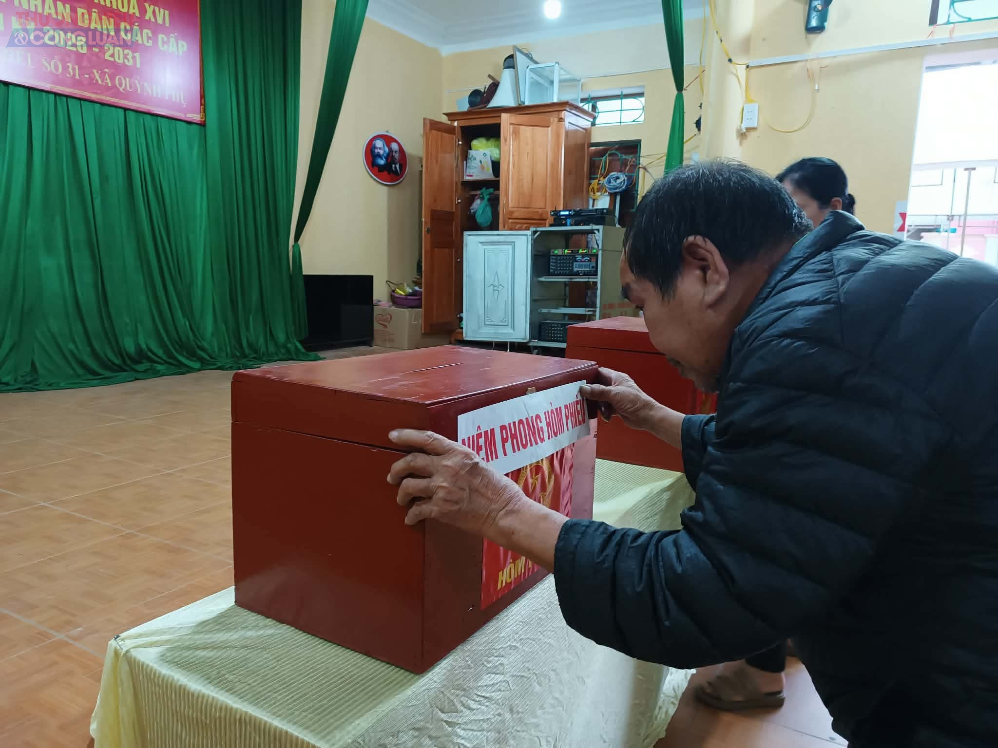 Tổ bầu cử qu&aacute;n triệt nội quy, phổ biến quy tr&igrave;nh bỏ phiếu; tiến h&agrave;nh kiểm tra, ni&ecirc;m phong h&ograve;m phiếu trước sự chứng kiến của cử tri, đảm bảo c&ocirc;ng khai, minh bạch.