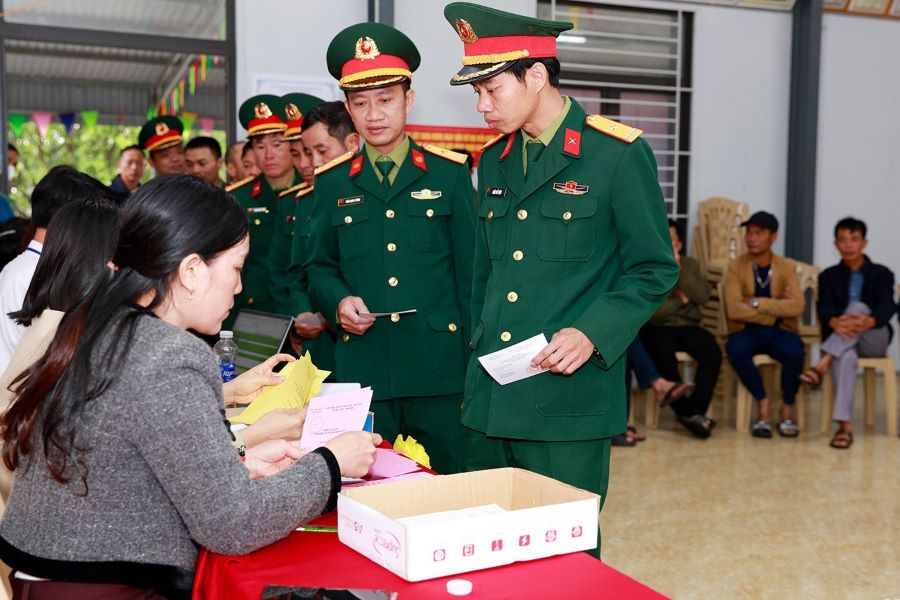 Mặc dù thời tiết không thuận lợi nhưng cán bộ, chiến sĩ trên đảo Sơn Dương vẫn nỗ lực vượt qua khó khăn, đến điểm bỏ phiếu thuộc phường Vũng Áng để thực hiện quyền và nghĩa vụ công dân Mặc dù thời tiết không thuận lợi nhưng cán bộ, chiến sĩ trên đảo Sơn Dương vẫn nỗ lực vượt qua khó khăn, đến điểm bỏ phiếu thuộc phường Vũng Áng để thực hiện quyền và nghĩa vụ công dân