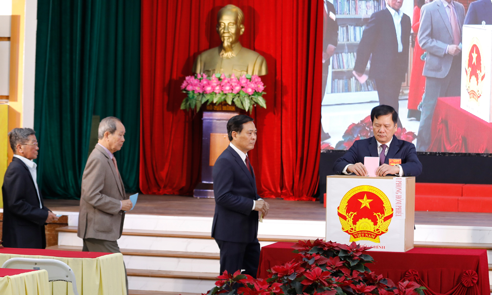 Các đại biểu tham gia bỏ phiếu tại Tổ bầu cử số 13, tổ dân phố Tiền An 2, phường Kinh Bắc. Các đại biểu tham gia bỏ phiếu tại Tổ bầu cử số 13, tổ dân phố Tiền An 2, phường Kinh Bắc.