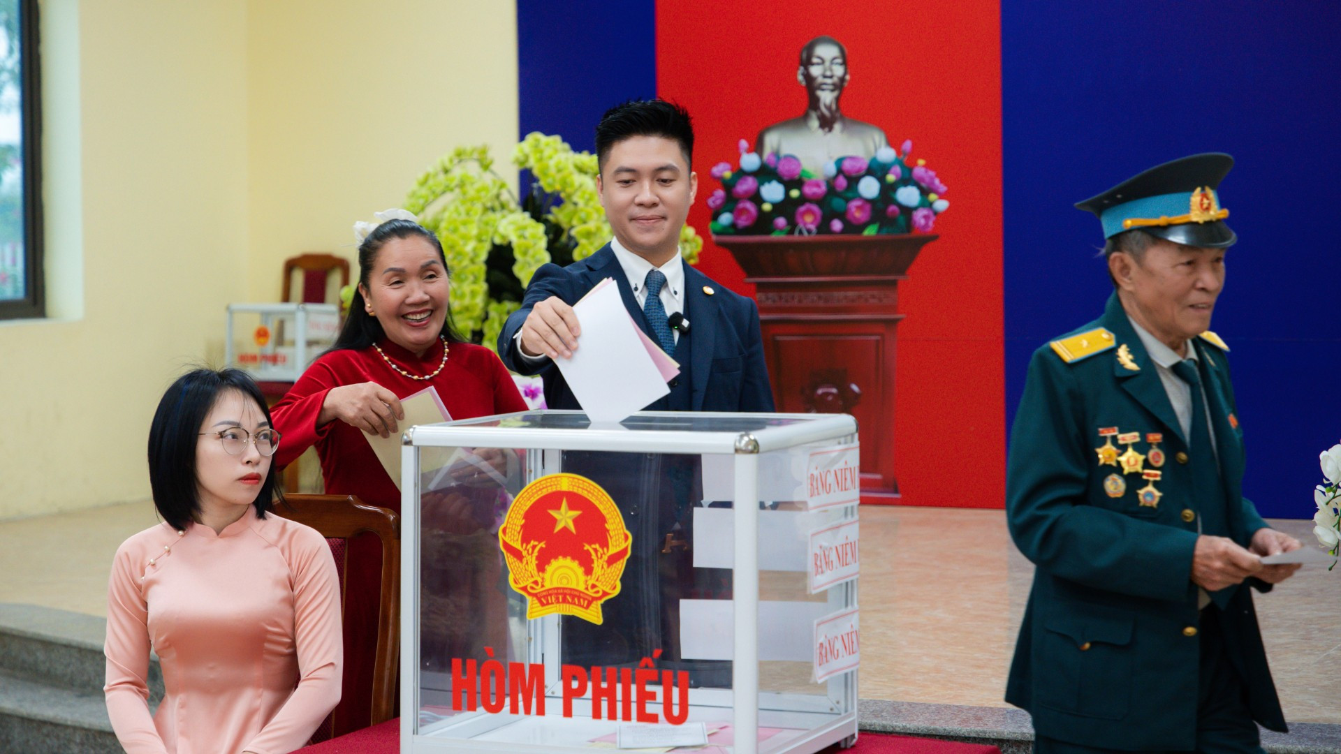 Kiều bào Nguyễn Duy Anh tham gia bỏ phiếu bầu cử đại biểu Quốc hội khóa XVI và đại biểu Hội đồng Kiều bào Nguyễn Duy Anh tham gia bỏ phiếu bầu cử đại biểu Quốc hội khóa XVI và đại biểu Hội đồng