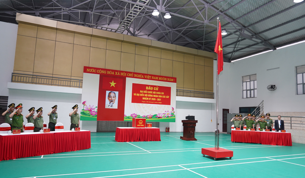 Đại biểu thực hiện nghi lễ chào cờ, hát Quốc ca. Đại biểu thực hiện nghi lễ chào cờ, hát Quốc ca.