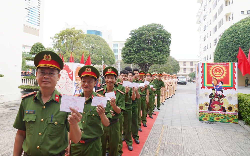 Việc tổ chức bầu cử tập trung tại đơn vị không chỉ tạo điều kiện thuận lợi cho cán bộ chiến sĩ thực hiện quyền dân chủ Việc tổ chức bầu cử tập trung tại đơn vị không chỉ tạo điều kiện thuận lợi cho cán bộ chiến sĩ thực hiện quyền dân chủ