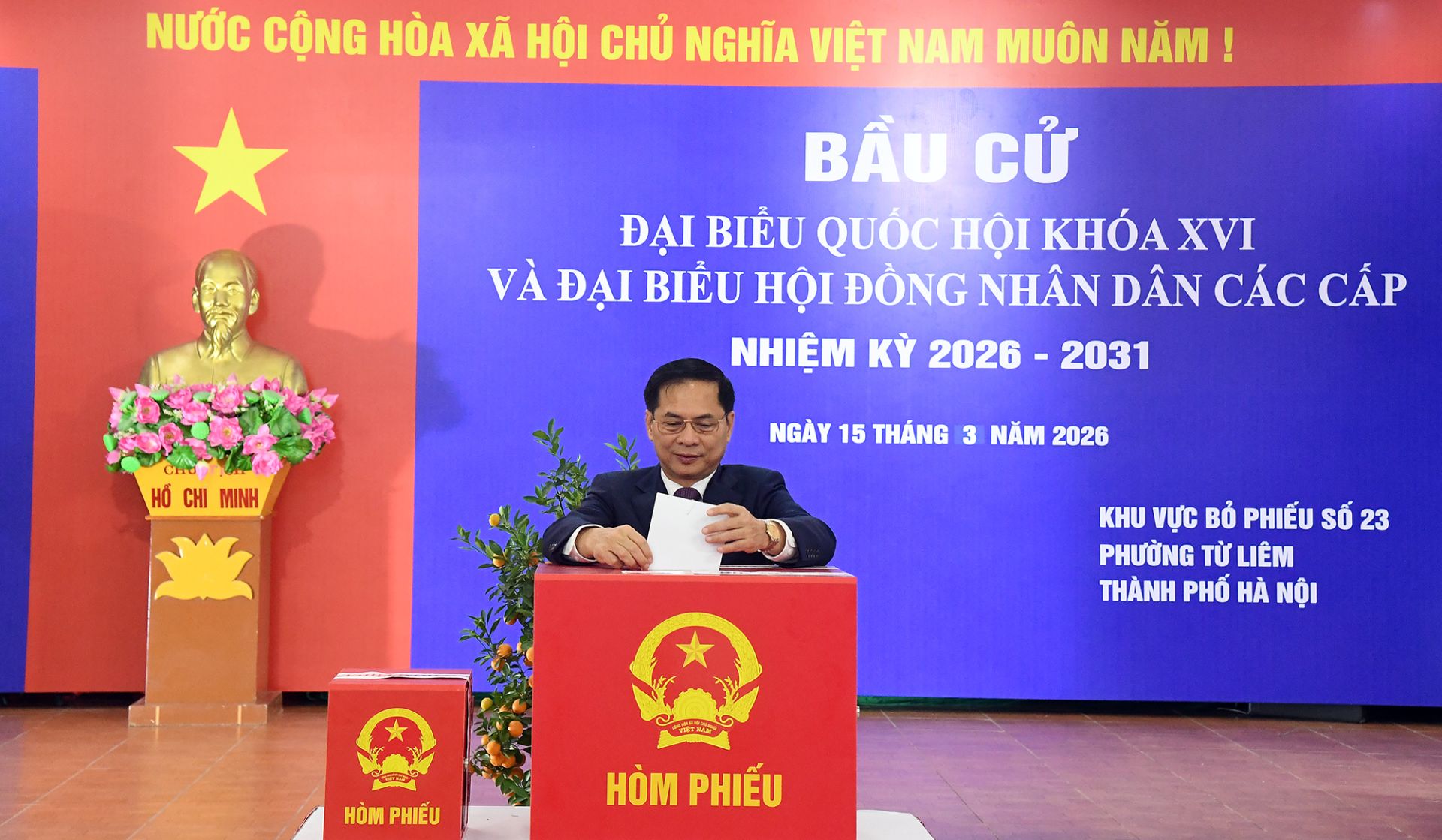 Phó Thủ tướng Bùi Thanh Sơn bỏ phiếu tại Khu vực bỏ phiếu số 23, phường Từ Liêm, Hà Nội - Ảnh: VGP/Hải Minh Phó Thủ tướng Bùi Thanh Sơn bỏ phiếu tại Khu vực bỏ phiếu số 23, phường Từ Liêm, Hà Nội - Ảnh: VGP/Hải Minh