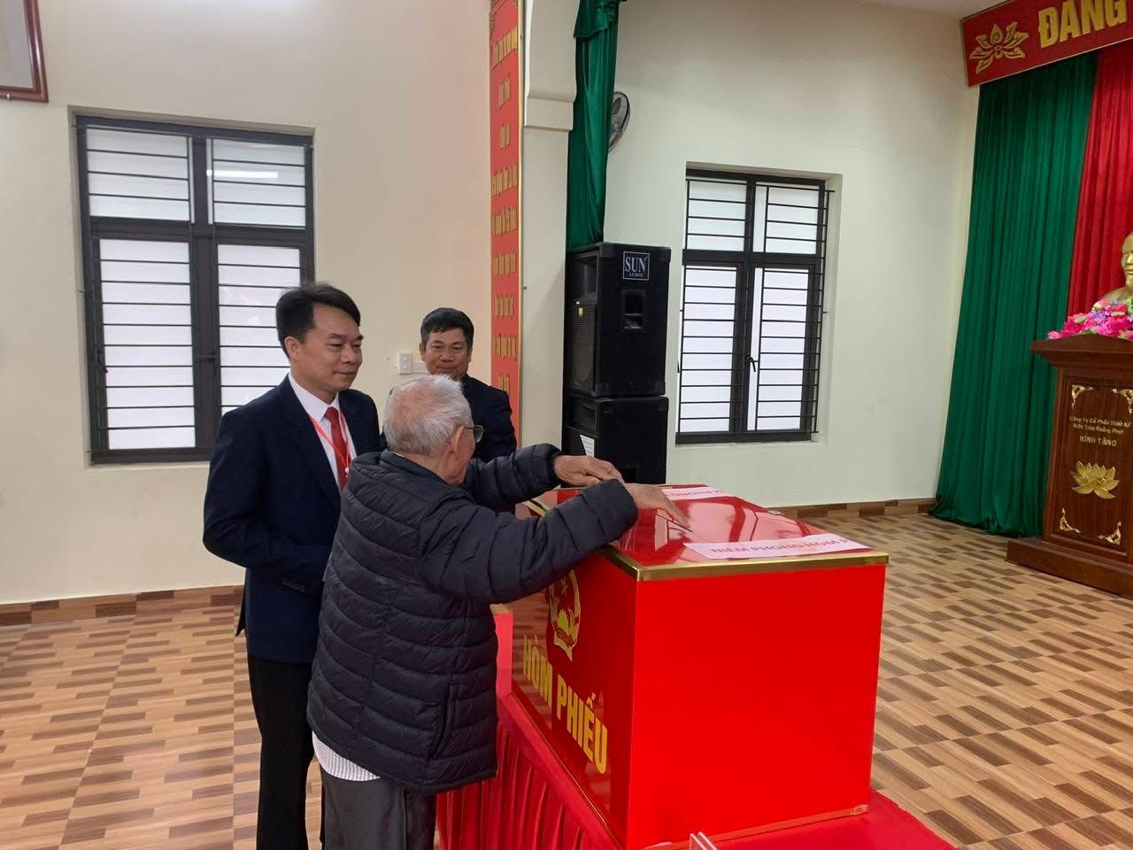 Cử tri x&atilde; H&ugrave;ng Thắng tham gia bỏ phiếu thực hiện quyền v&agrave; nghĩa vụ của c&ocirc;ng d&acirc;n.