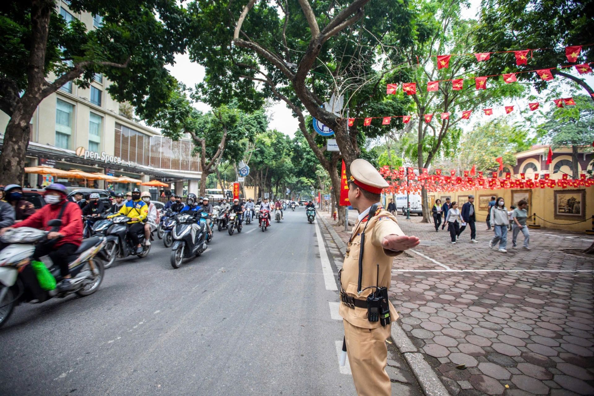 CSGT duy trì TTATGT tại các điểm bỏ phiếu trên địa bàn CSGT duy trì TTATGT tại các điểm bỏ phiếu trên địa bàn