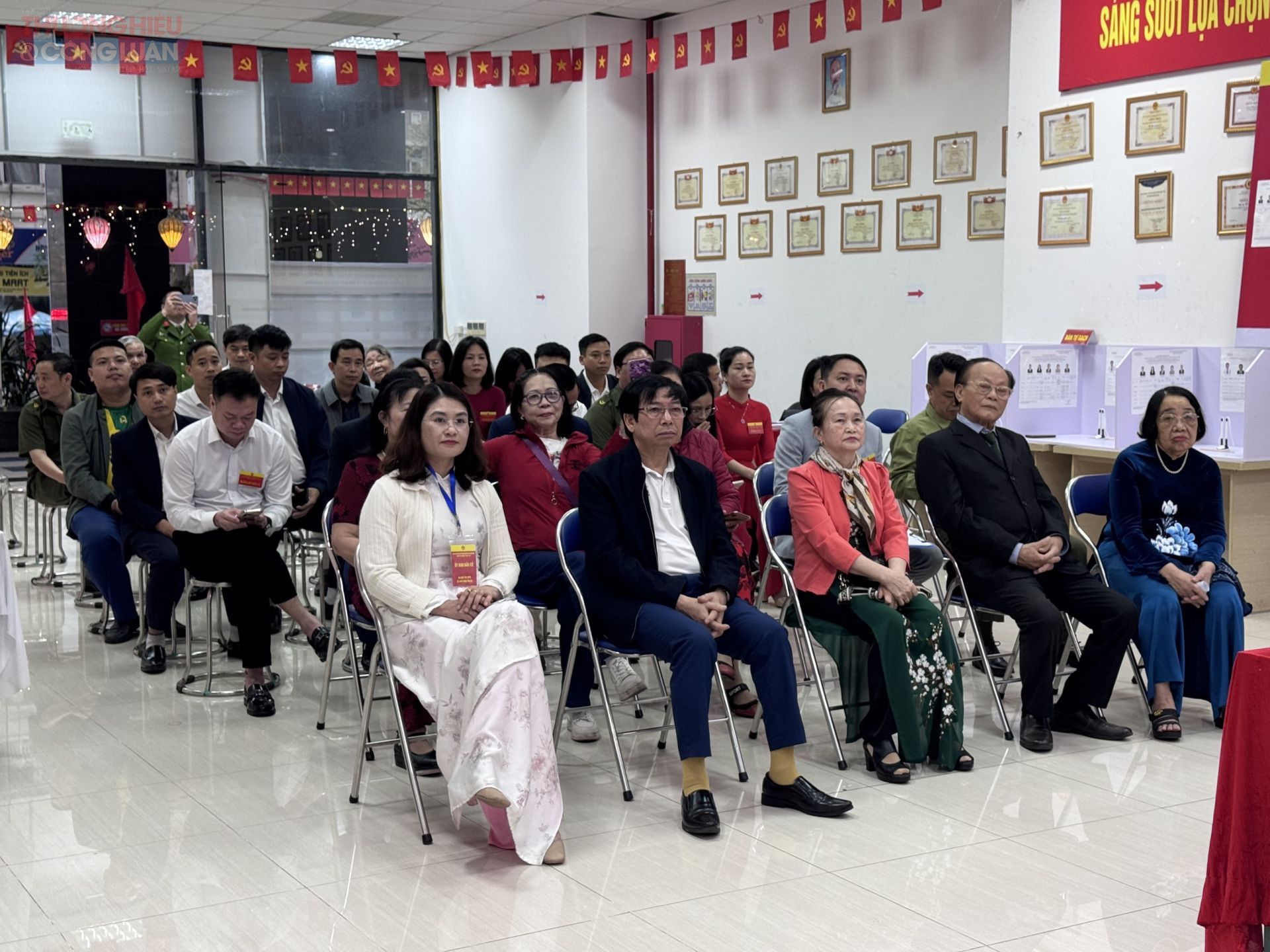 Đ&uacute;ng 6 giờ 35 ph&uacute;t ng&agrave;y 15/3, lễ khai mạc bầu cử đ&atilde; diễn ra tại Tổ bầu cử số 13 thuộc Đơn vị bầu cử số 3, x&atilde; An Kh&aacute;nh trong kh&ocirc;ng kh&iacute; trang nghi&ecirc;m, đ&uacute;ng quy định.