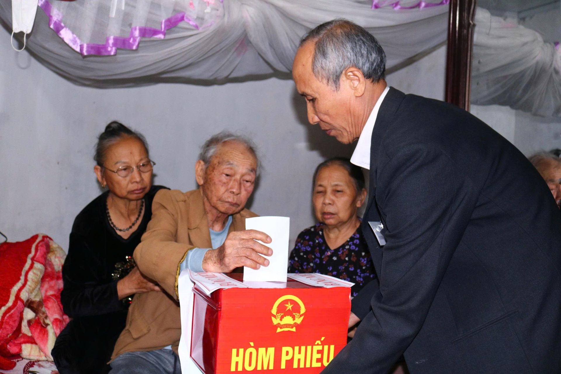 Tổ bầu cử x&atilde; H&ograve;a Ph&uacute; mang h&ograve;m phiếu phụ đến nh&agrave; để cử tri cao tuổi thực hiện quyền bầu cử đại biểu Quốc hội kh&oacute;a XVI v&agrave; đại biểu Hội đồng nh&acirc;n d&acirc;n c&aacute;c cấp nhiệm kỳ 2026 &ndash; 2031.