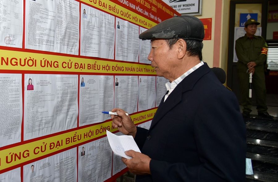 Cử tri nghi&ecirc;n cứu kỹ tiểu sử, th&ocirc;ng tin người ứng cử để lựa chọn đại biểu xứng đ&aacute;ng đại diện &yacute; ch&iacute;, nguyện vọng của m&igrave;nh