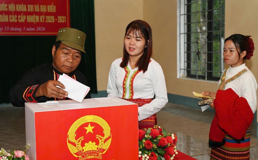 Cử tri l&agrave; đồng b&agrave;o d&acirc;n tộc Chứt tr&ecirc;n địa b&agrave;n tỉnh H&agrave; Tĩnh tham gia bỏ phiếu 100%