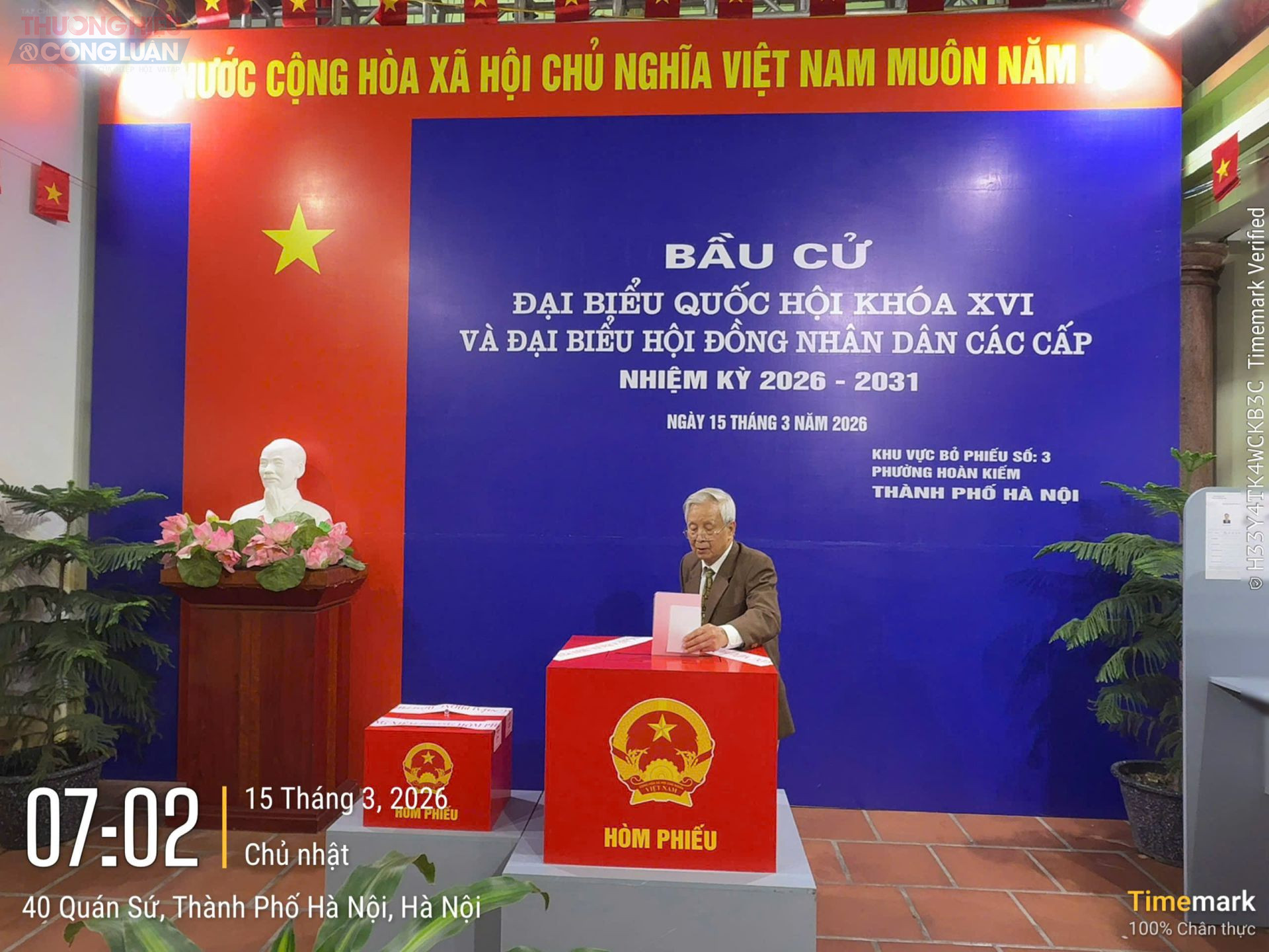 Những l&aacute; phiếu đầu ti&ecirc;n tại Khu vực bỏ phiếu số 3, phường Ho&agrave;n Kiếm, TP H&agrave; Nội