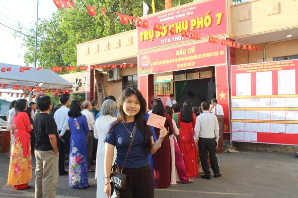 Cử tri Phạm Nguyễn Việt Thy, 18 tuổi lần đầu ti&ecirc;n đi bầu cử