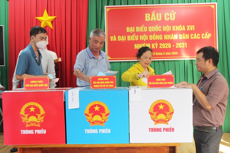 C&aacute;c cử tri thể hiện t&acirc;m trạng vui, phấn khởi ho&agrave;n th&agrave;nh nghĩa vụ c&ocirc;ng d&acirc;n, đặt niềm tin v&agrave;o l&aacute; phiếu m&igrave;nh b&igrave;nh chọn