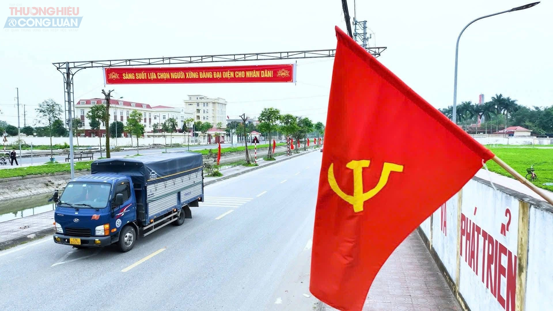 Với sự chuẩn bị chu đ&aacute;o c&ugrave;ng tinh thần tr&aacute;ch nhiệm của người d&acirc;n, ng&agrave;y bầu cử tại Quỳnh Phụ diễn ra trong kh&ocirc;ng kh&iacute; s&ocirc;i nổi, thể hiện tinh thần đo&agrave;n kết v&agrave; &yacute; thức c&ocirc;ng d&acirc;n của mỗi cử tri trong việc x&acirc;y dựng ch&iacute;nh quyền ng&agrave;y c&agrave;ng vững mạnh.