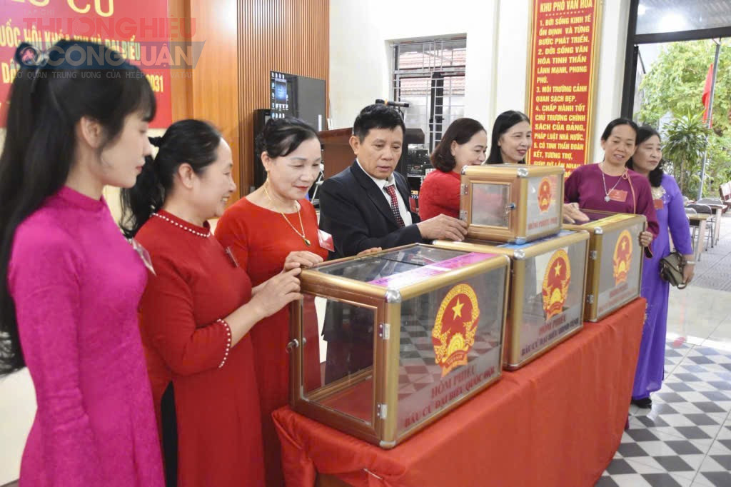 Kh&ocirc;ng kh&iacute; tại điểm bỏ phiếu diễn ra trang trọng, phấn khởi; cử tri tham gia đ&ocirc;ng đủ, thể hiện niềm tin v&agrave; kỳ vọng v&agrave;o th&agrave;nh c&ocirc;ng của cuộc bầu cử.