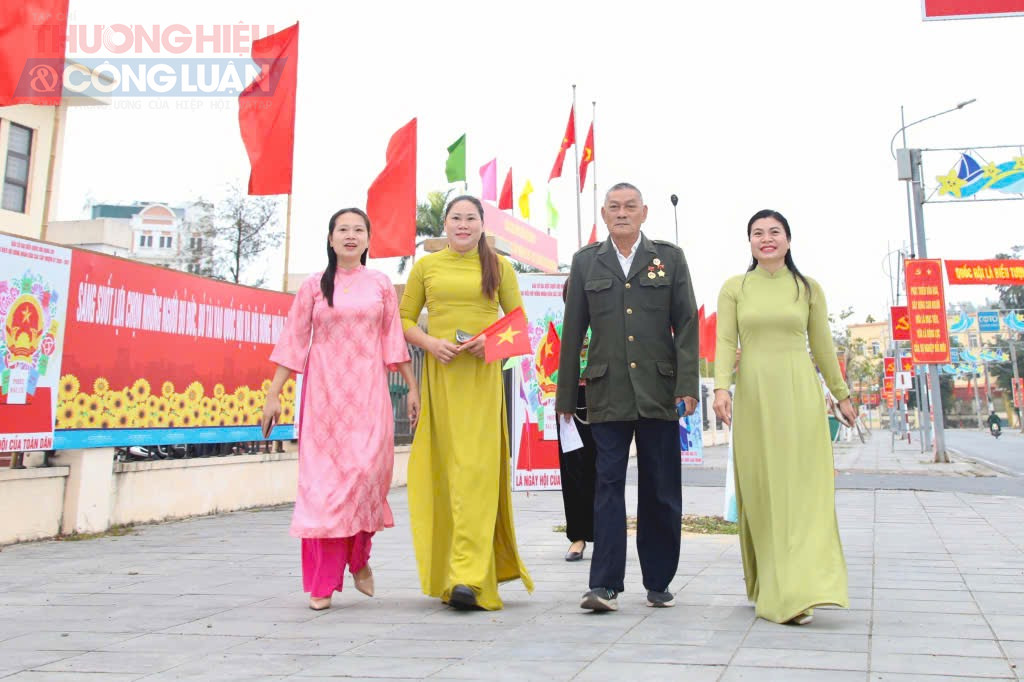 Theo ghi nhận của ph&oacute;ng vi&ecirc;n, ngay từ đầu giờ s&aacute;ng, nhiều cử tri đ&atilde; c&oacute; mặt tại c&aacute;c khu vực bỏ phiếu trong t&acirc;m thế phấn khởi. C&aacute;c điểm bầu cử được trang tr&iacute; cờ Tổ quốc, băng r&ocirc;n v&agrave; pano tuy&ecirc;n truyền, tạo n&ecirc;n kh&ocirc;ng kh&iacute; trang trọng, rộn r&agrave;ng. Lực lượng chức năng, tổ bầu cử v&agrave; c&aacute;c đo&agrave;n thể địa phương đ&atilde; phối hợp chặt chẽ để hướng dẫn cử tri thực hiện c&aacute;c bước bỏ phiếu nhanh ch&oacute;ng, thuận tiện.