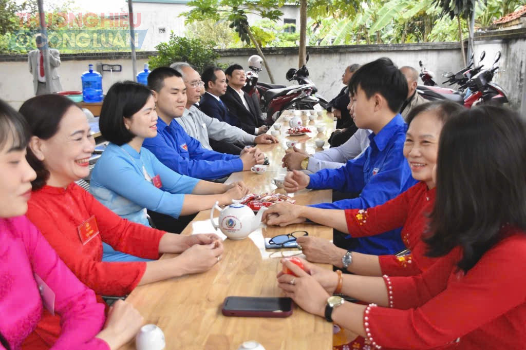 B&agrave;n ph&aacute;t phiếu bầu cho c&aacute;c cử tr&iacute; c&aacute;c tổ d&acirc;n phố tại khu vực bầu cử.