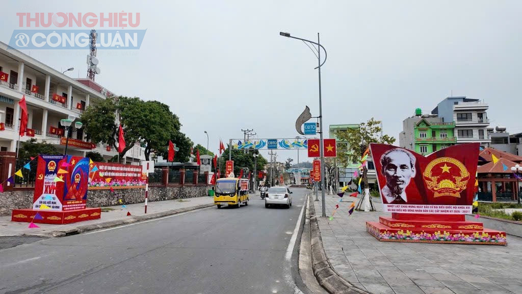 Tr&ecirc;n c&aacute;c tuyến đường, khu d&acirc;n cư, trụ sở cơ quan v&agrave; c&aacute;c điểm bỏ phiếu ở đặc khu C&ocirc; T&ocirc;, cờ Tổ quốc, pano, &aacute;p ph&iacute;ch tuy&ecirc;n truyền về ng&agrave;y bầu cử ĐBQH kh&oacute;a XVI v&agrave; đại biểu HĐND c&aacute;c cấp nhiệm kỳ 2026&ndash;2031 được trang ho&agrave;ng rực rỡ.