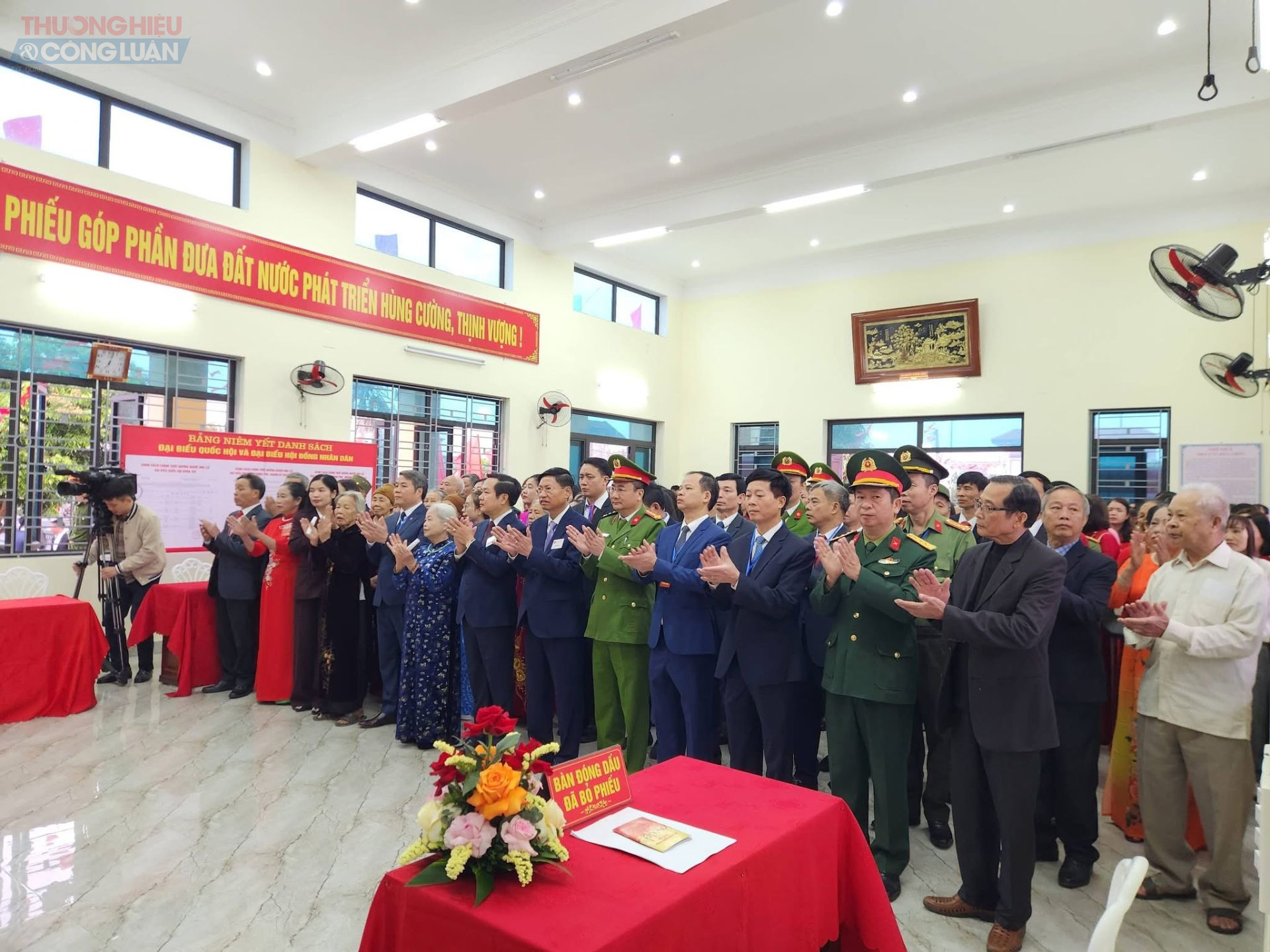 Vinh dự cho địa phương được đ&oacute;n đồng ch&iacute; Phạm Quang Ngọc, Ủy vi&ecirc;n Ban Chấp h&agrave;nh Trung ương Đảng, Ph&oacute; B&iacute; thư Tỉnh ủy, Chủ tịch UBND tỉnh; c&aacute;c đồng ch&iacute; l&atilde;nh đạo c&aacute;c sở, ban, ng&agrave;nh của tỉnh v&agrave; l&atilde;nh đạo x&atilde; Quỳnh Phụ.