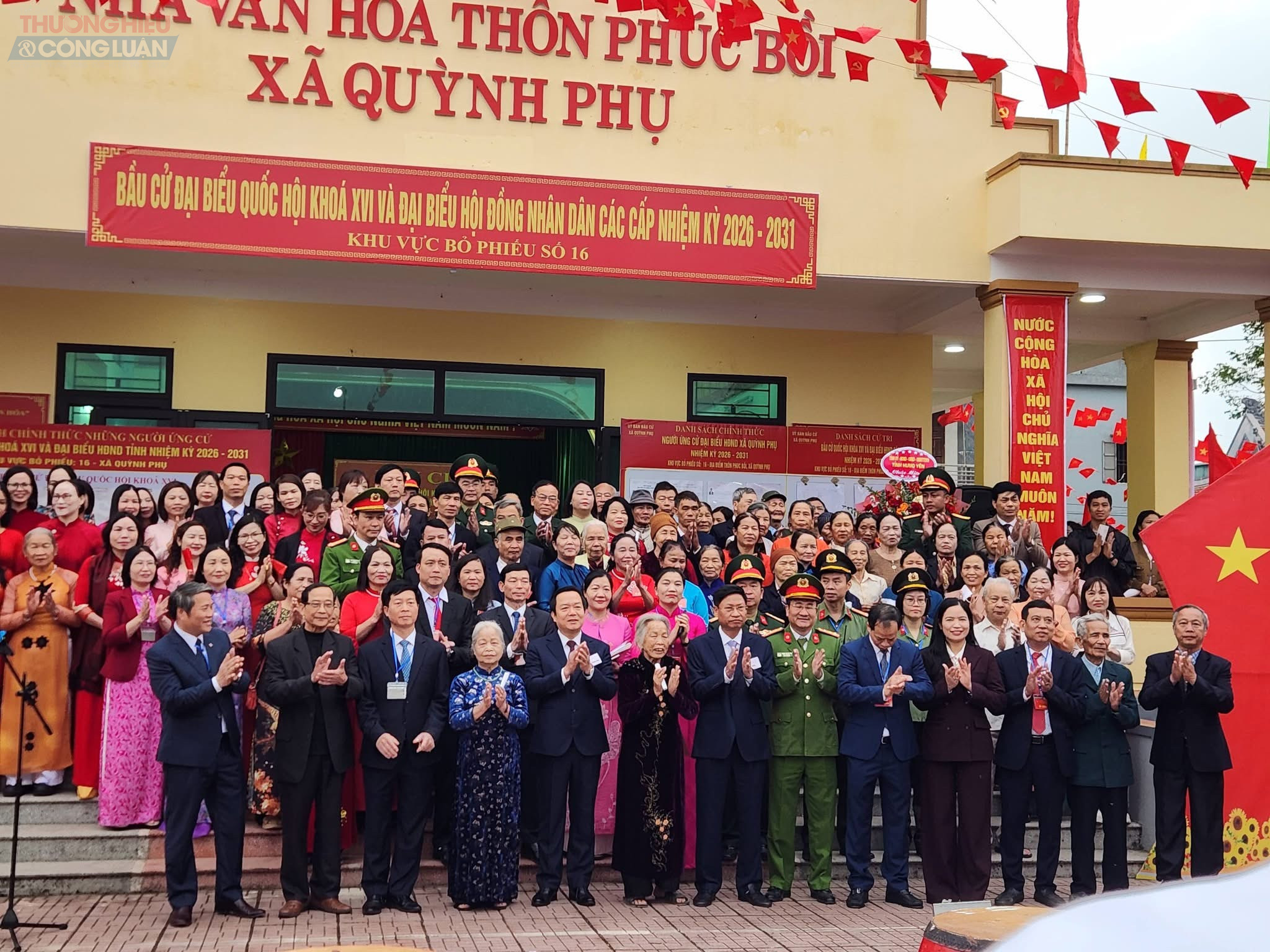 Theo đại diện tổ bầu cử tại địa phương, c&ocirc;ng t&aacute;c chuẩn bị cho ng&agrave;y bầu cử đ&atilde; được triển khai từ sớm, từ việc ni&ecirc;m yết danh s&aacute;ch cử tri, chuẩn bị cơ sở vật chất đến tuy&ecirc;n truyền để người d&acirc;n nắm r&otilde; thời gian, địa điểm bỏ phiếu. Nhờ vậy, việc tổ chức bầu cử tại c&aacute;c điểm tr&ecirc;n địa b&agrave;n diễn ra thuận lợi, an to&agrave;n v&agrave; đ&uacute;ng quy định.