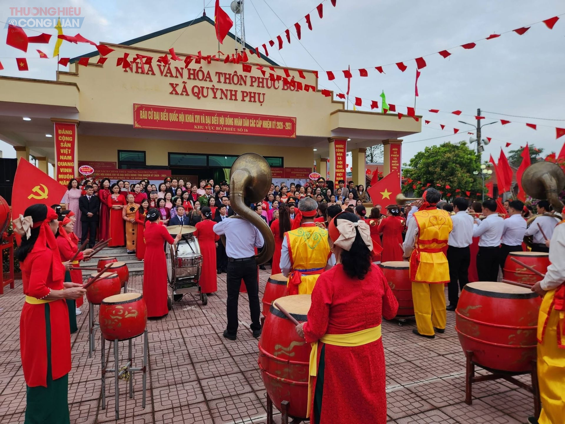 Theo ghi nhận của ph&oacute;ng vi&ecirc;n, ngay từ đầu giờ s&aacute;ng, đ&ocirc;ng đảo cử tri đ&atilde; c&oacute; mặt tại c&aacute;c khu vực bỏ phiếu. Nhiều tuyến đường dẫn v&agrave;o điểm bầu cử được treo cờ Tổ quốc, băng r&ocirc;n, khẩu hiệu tuy&ecirc;n truyền, tạo n&ecirc;n kh&ocirc;ng kh&iacute; rộn r&agrave;ng v&agrave; trang trọng.