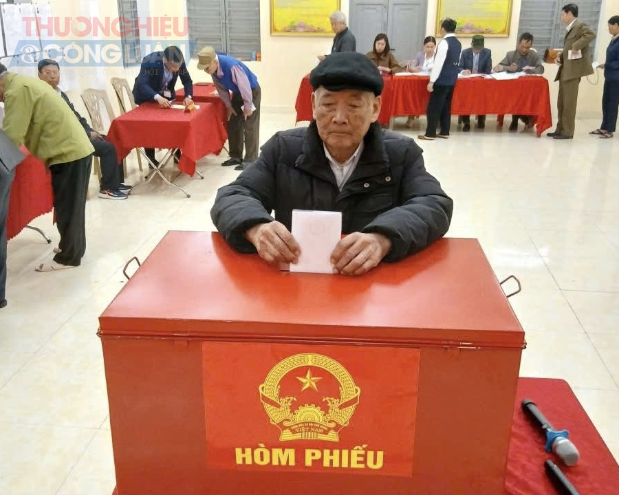 Nhiều cử tri bày tỏ niềm vui, sự phấn khởi khi được trực tiếp tham gia lựa chọn những đại biểu xứng đáng đại diện cho ý chí, nguyện vọng của Nhân dân. Nhiều cử tri bày tỏ niềm vui, sự phấn khởi khi được trực tiếp tham gia lựa chọn những đại biểu xứng đáng đại diện cho ý chí, nguyện vọng của Nhân dân.