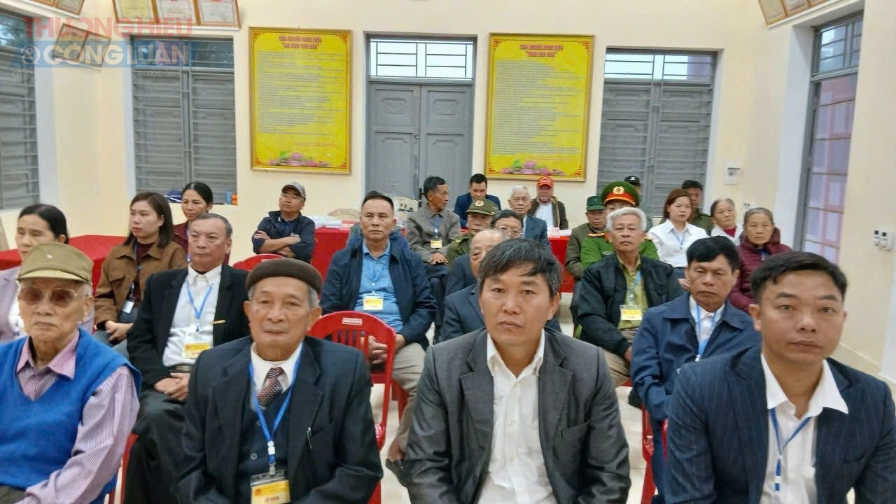 H&ograve;a chung kh&ocirc;ng kh&iacute; của ng&agrave;y hội to&agrave;n d&acirc;n, từ s&aacute;ng sớm, đ&ocirc;ng đảo cử tri tại Đ&ocirc;ng Tiền Hải đ&atilde; c&oacute; mặt tại c&aacute;c khu vực bỏ phiếu để thực hiện quyền v&agrave; nghĩa vụ c&ocirc;ng d&acirc;n. Kh&ocirc;ng kh&iacute; bầu cử diễn ra trang nghi&ecirc;m, phấn khởi, thể hiện tinh thần tr&aacute;ch nhiệm v&agrave; niềm tin của người d&acirc;n v&agrave;o sự kiện ch&iacute;nh trị quan trọng của đất nước.