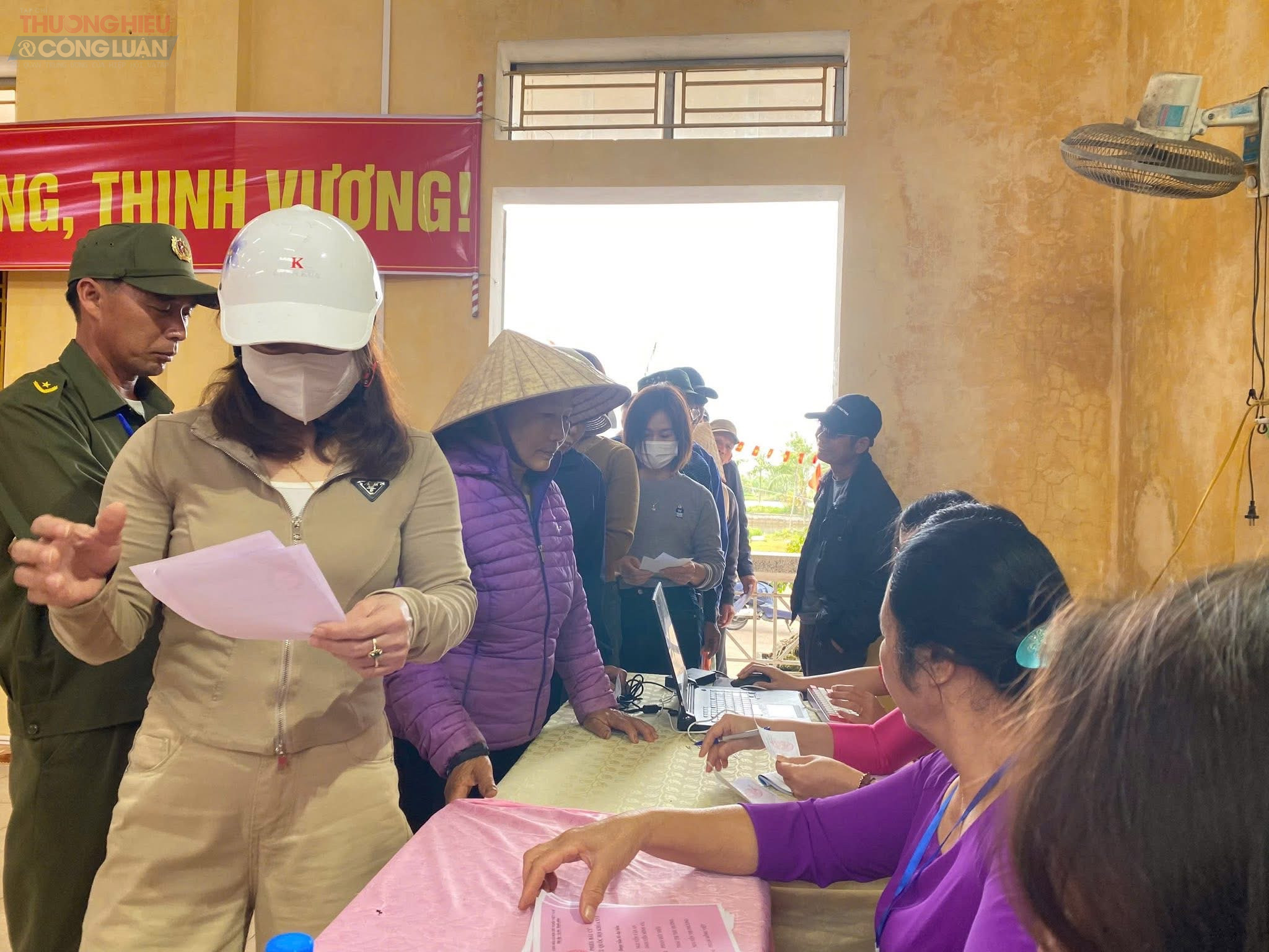 Ngay từ đầu giờ s&aacute;ng, nhiều cử tri đ&atilde; c&oacute; mặt tại điểm bỏ phiếu để ho&agrave;n th&agrave;nh việc bầu cử.