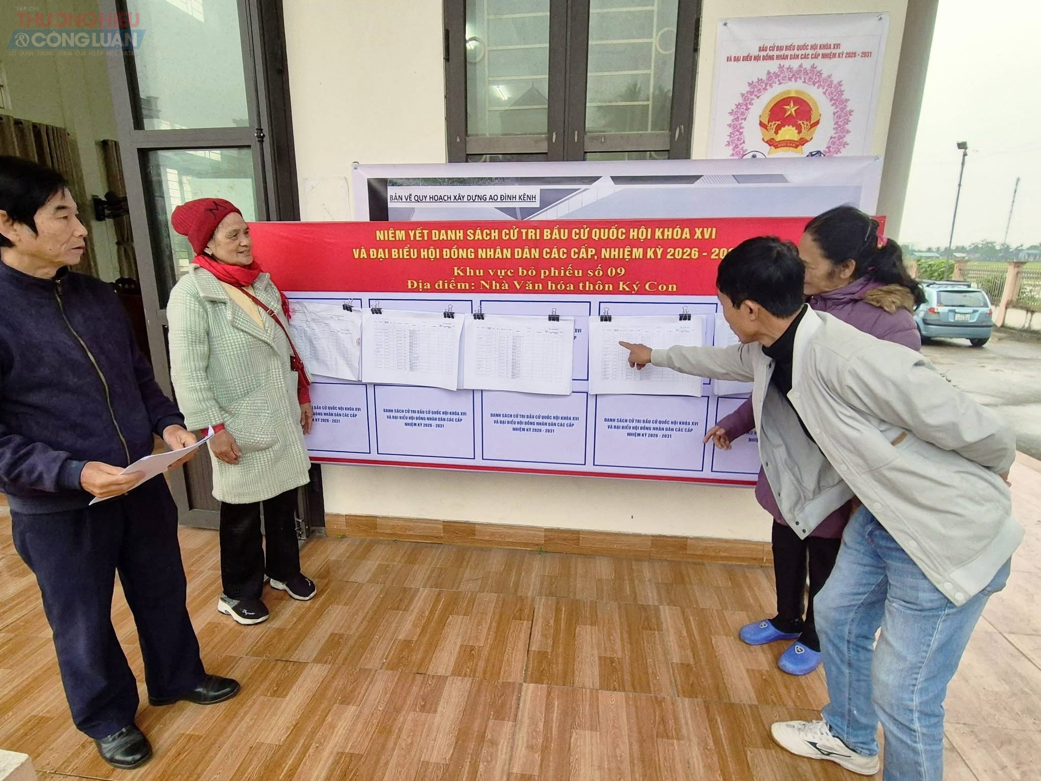 Tại khu vực ni&ecirc;m yết danh s&aacute;ch cử tri v&agrave; th&ocirc;ng tin ứng cử vi&ecirc;n, người d&acirc;n d&agrave;nh thời gian t&igrave;m hiểu kỹ trước khi thực hiện quyền lựa chọn của m&igrave;nh.