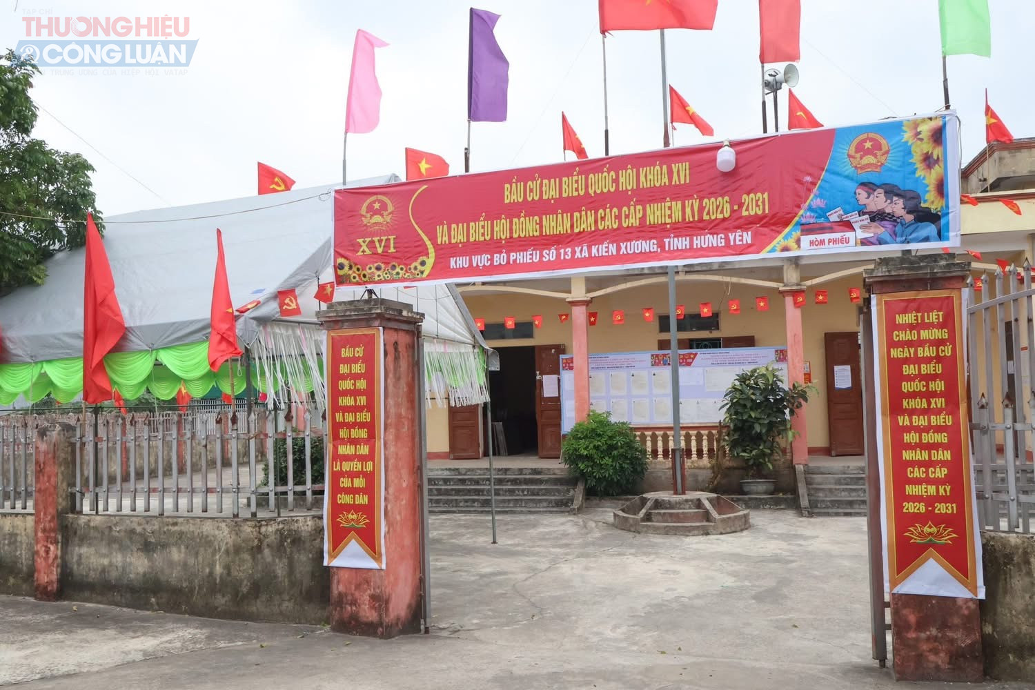 Ngay từ s&aacute;ng sớm, tại c&aacute;c khu vực bỏ phiếu, c&ocirc;ng t&aacute;c tổ chức được chuẩn bị chu đ&aacute;o; cờ hoa, pa-n&ocirc;, khẩu hiệu được trang tr&iacute; trang trọng.