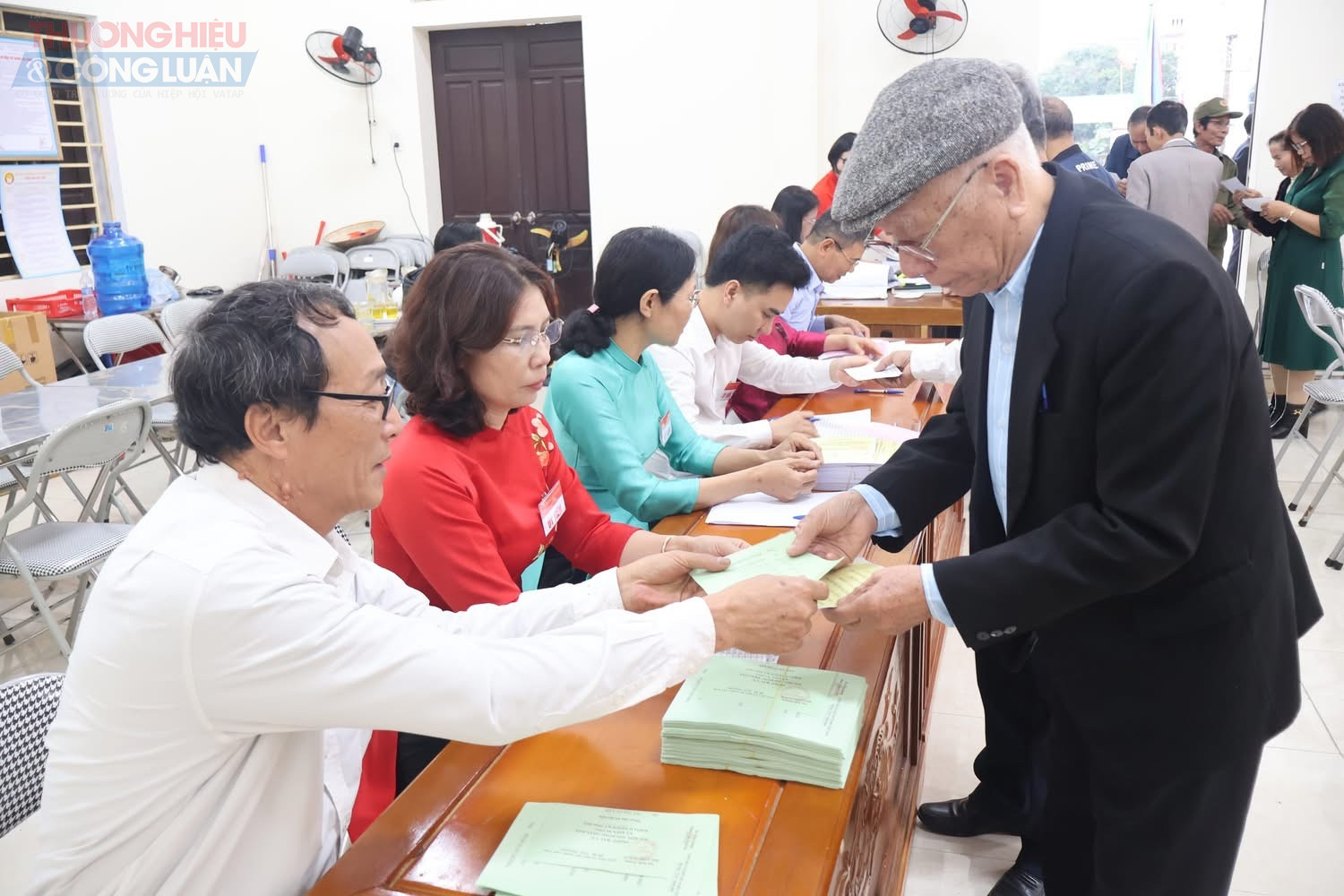 Theo ghi nhận của ph&oacute;ng vi&ecirc;n, tại một số điểm bỏ phiếu, cử tri đến từ kh&aacute; sớm để xem lại danh s&aacute;ch ứng cử vi&ecirc;n v&agrave; thực hiện c&aacute;c bước bỏ phiếu theo hướng dẫn.