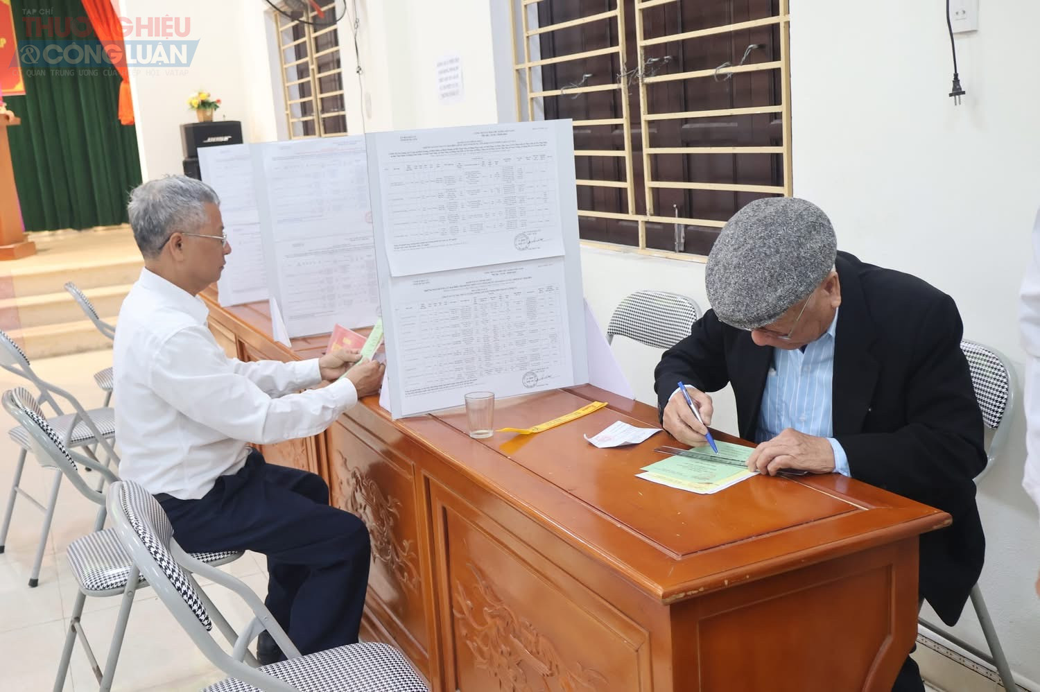 C&aacute;c lực lượng phục vụ bầu cử l&agrave;m việc nghi&ecirc;m t&uacute;c, đ&uacute;ng quy tr&igrave;nh, bảo đảm d&acirc;n chủ, an to&agrave;n v&agrave; đ&uacute;ng ph&aacute;p luật.