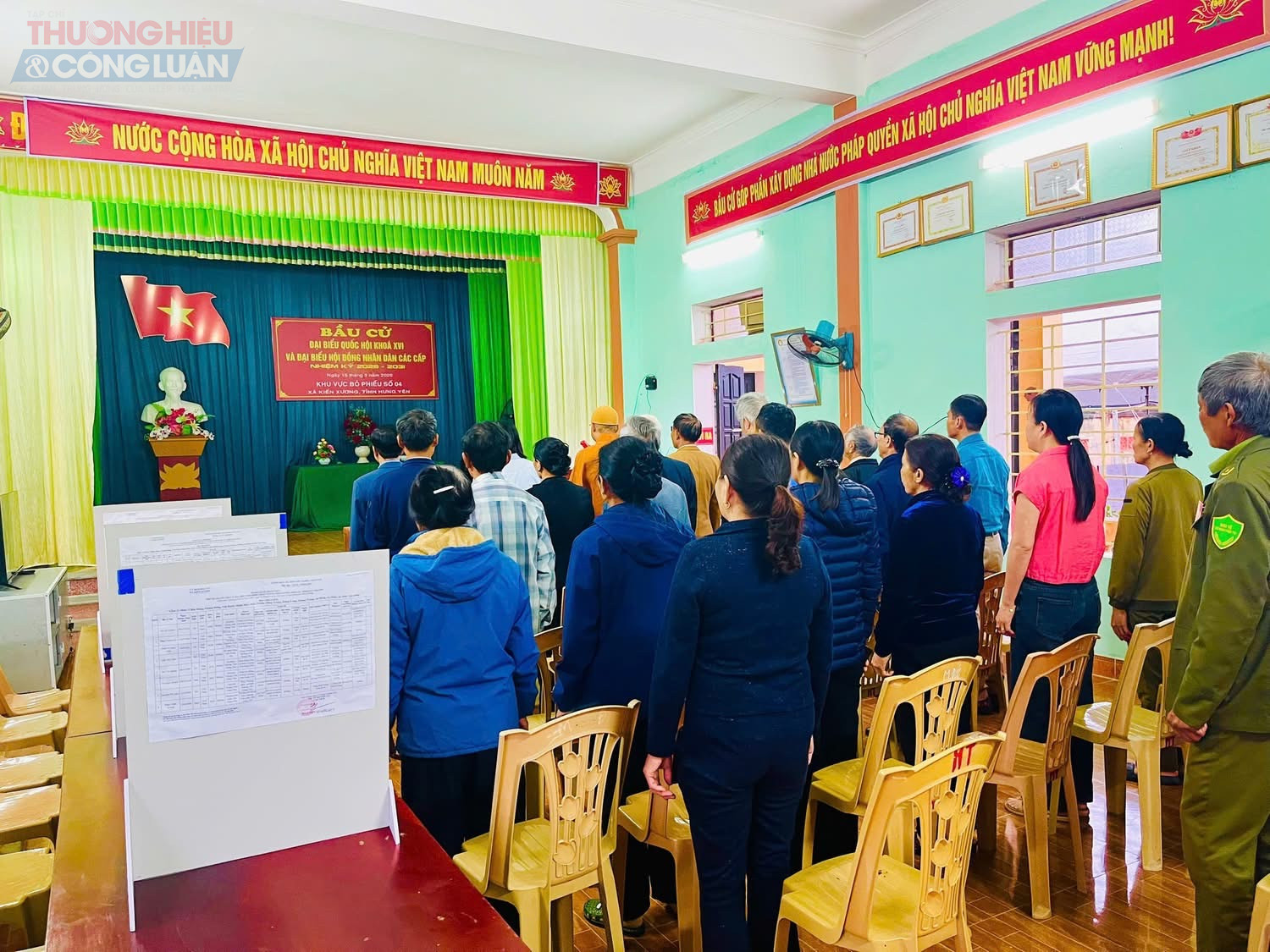 Đ&uacute;ng 6 giờ 30 ph&uacute;t, đồng loạt 42 khu vực bỏ phiếu tr&ecirc;n địa b&agrave;n x&atilde; Kiến Xương đ&atilde; long trọng tổ chức lễ khai mạc cuộc bầu cử trong kh&ocirc;ng kh&iacute; trang nghi&ecirc;m, phấn khởi của Ng&agrave;y hội to&agrave;n d&acirc;n.