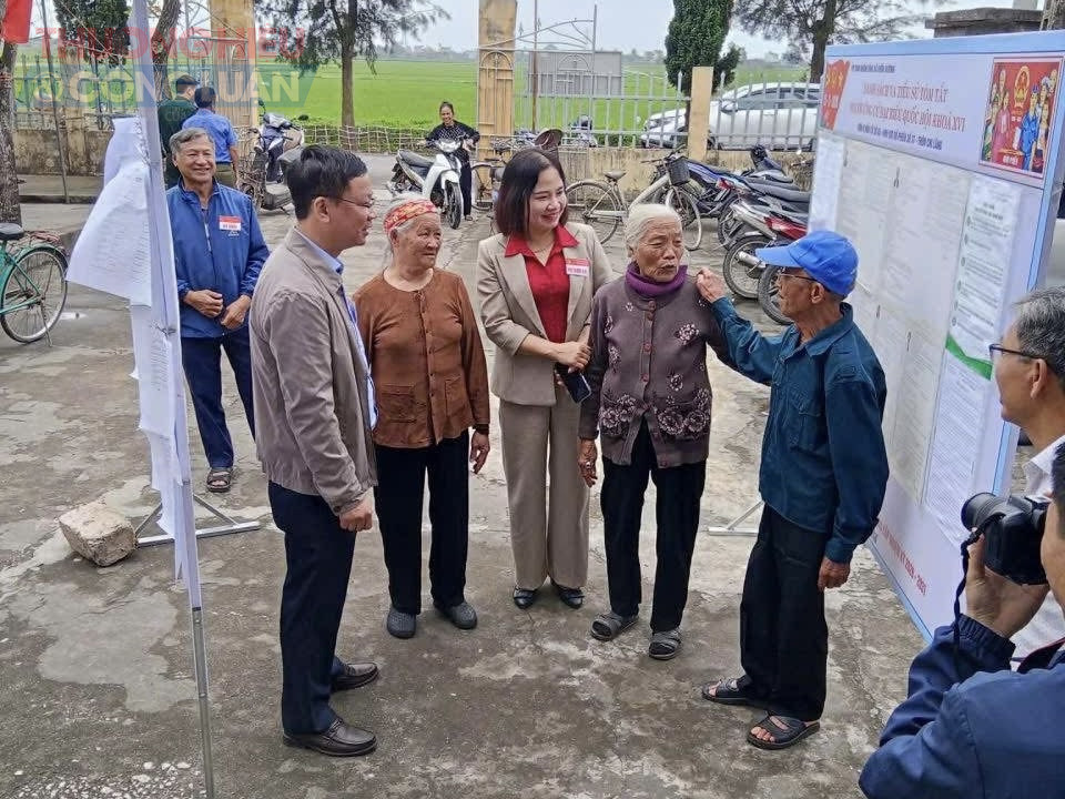 Không khí ngày hội bầu cử tại Kiến Xương đã thể hiện rõ tinh thần đoàn kết, ý thức công dân và niềm tin của người dân vào sự phát triển của địa phương. Không khí ngày hội bầu cử tại Kiến Xương đã thể hiện rõ tinh thần đoàn kết, ý thức công dân và niềm tin của người dân vào sự phát triển của địa phương.