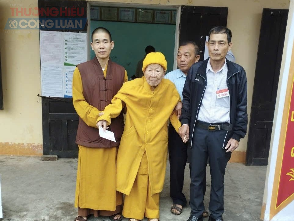 Tại nhiều điểm bầu cử, lực lượng đoàn viên thanh niên và các thành viên tổ bầu cử đã tích cực hỗ trợ người cao tuổi, người khuyết tật và những cử tri gặp khó khăn trong việc di chuyển. Nhờ sự phối hợp chặt chẽ giữa các lực lượng, hoạt động bầu cử diễn ra an toàn, đúng quy định. Tại nhiều điểm bầu cử, lực lượng đoàn viên thanh niên và các thành viên tổ bầu cử đã tích cực hỗ trợ người cao tuổi, người khuyết tật và những cử tri gặp khó khăn trong việc di chuyển. Nhờ sự phối hợp chặt chẽ giữa các lực lượng, hoạt động bầu cử diễn ra an toàn, đúng quy định.