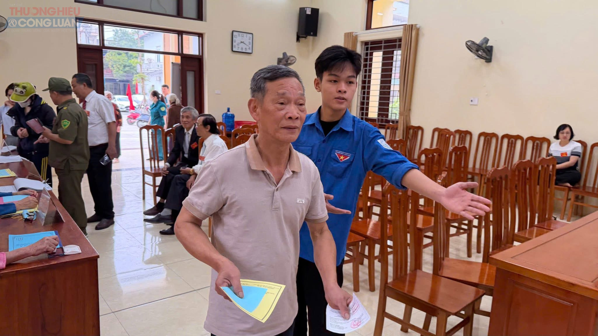 Trong ng&agrave;y bầu cử, nhiều đo&agrave;n vi&ecirc;n c&ograve;n tham gia hỗ trợ c&aacute;c tổ bầu cử kiểm tra danh s&aacute;ch cử tri, hướng dẫn cử tri t&igrave;m đ&uacute;ng khu vực bỏ phiếu v&agrave; giữ g&igrave;n trật tự tại khu vực ni&ecirc;m yết danh s&aacute;ch ứng cử vi&ecirc;n. Những việc l&agrave;m tuy nhỏ nhưng lại c&oacute; &yacute; nghĩa thiết thực, g&oacute;p phần gi&uacute;p c&ocirc;ng t&aacute;c tổ chức bầu cử diễn ra thuận lợi, khoa học.