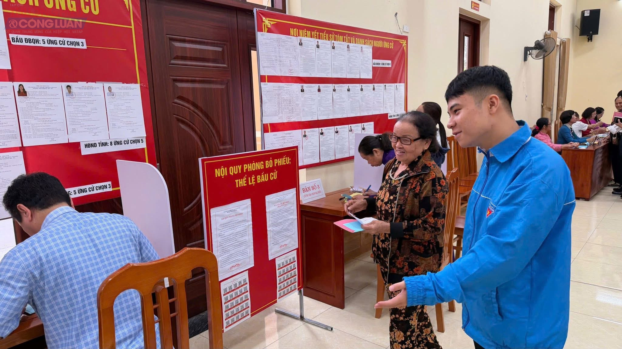 Từ việc hỗ trợ sắp xếp khu vực bỏ phiếu, hướng dẫn cử tri thực hiện c&aacute;c bước bỏ phiếu đến việc bảo đảm trật tự, vệ sinh m&ocirc;i trường, tất cả đều được c&aacute;c đo&agrave;n vi&ecirc;n, thanh ni&ecirc;n thực hiện một c&aacute;ch nhiệt t&igrave;nh, tr&aacute;ch nhiệm.