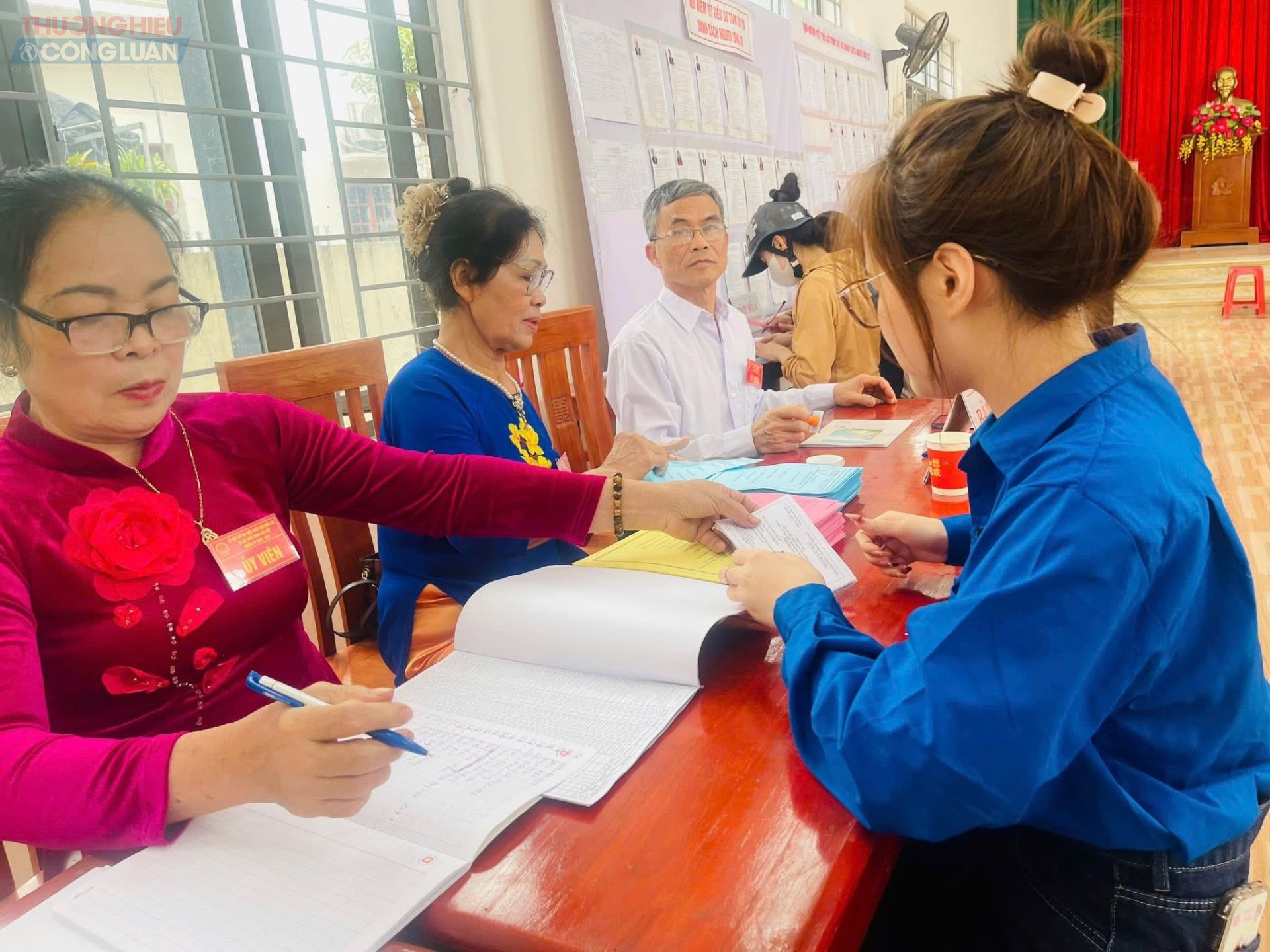 Nhiều đo&agrave;n vi&ecirc;n c&ograve;n trực tiếp hướng dẫn cử tri t&igrave;m hiểu th&ocirc;ng tin về c&aacute;c ứng cử vi&ecirc;n, vị tr&iacute; ni&ecirc;m yết danh s&aacute;ch cử tri cũng như khu vực bỏ phiếu để người d&acirc;n dễ d&agrave;ng tiếp cận th&ocirc;ng tin cần thiết.