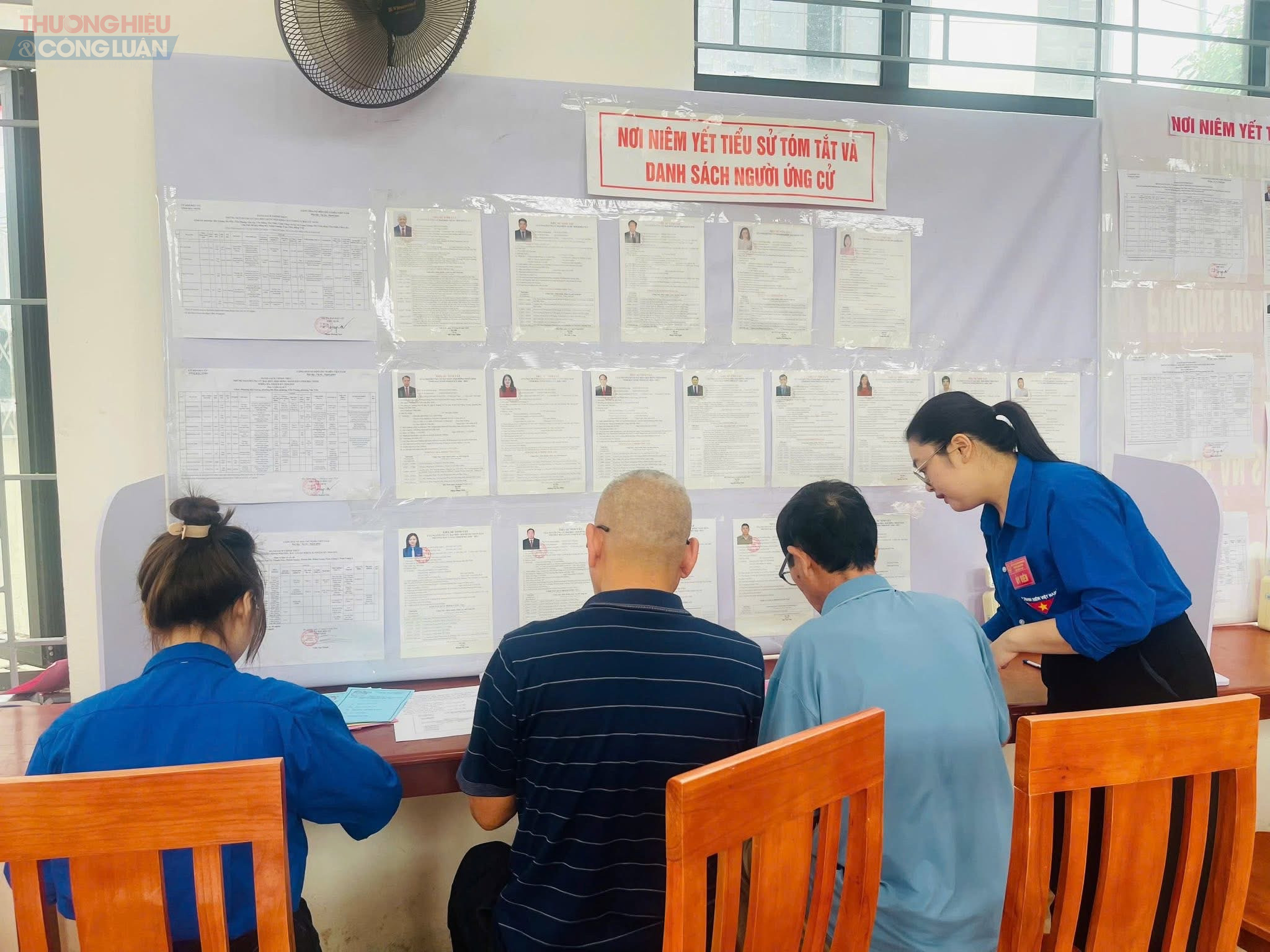 Tại nhiều điểm bỏ phiếu, đo&agrave;n vi&ecirc;n, thanh ni&ecirc;n được bố tr&iacute; đứng tại khu vực cổng ra v&agrave;o để hướng dẫn cử tri, đặc biệt l&agrave; những người cao tuổi, người lần đầu tham gia bầu cử, nắm r&otilde; quy tr&igrave;nh thực hiện quyền c&ocirc;ng d&acirc;n của m&igrave;nh.