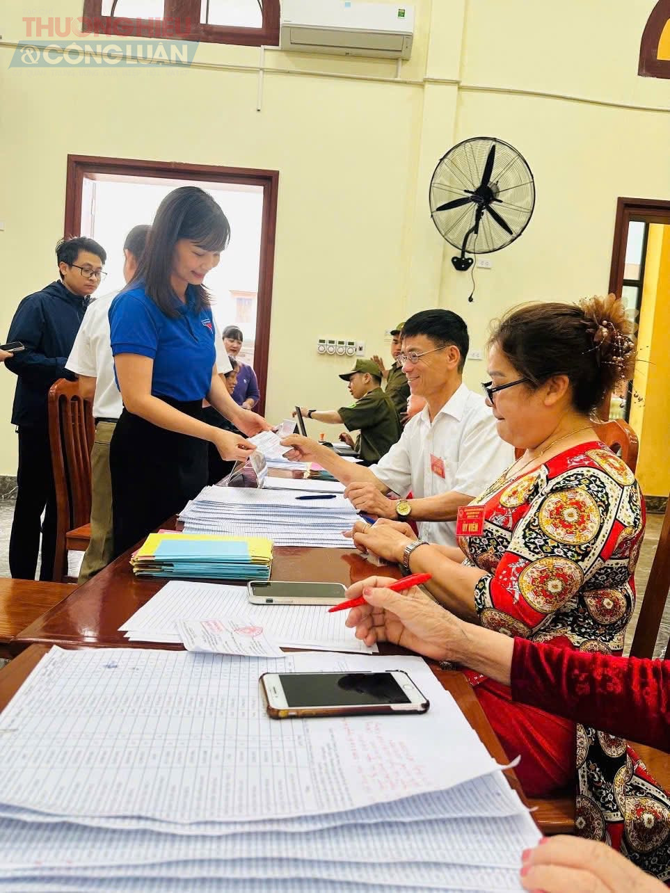 Với sự hướng dẫn tận t&igrave;nh của c&aacute;c bạn trẻ, nhiều cử tri đ&atilde; nhanh ch&oacute;ng ho&agrave;n th&agrave;nh c&aacute;c bước kiểm tra danh s&aacute;ch, nhận phiếu v&agrave; bỏ phiếu đ&uacute;ng quy định.