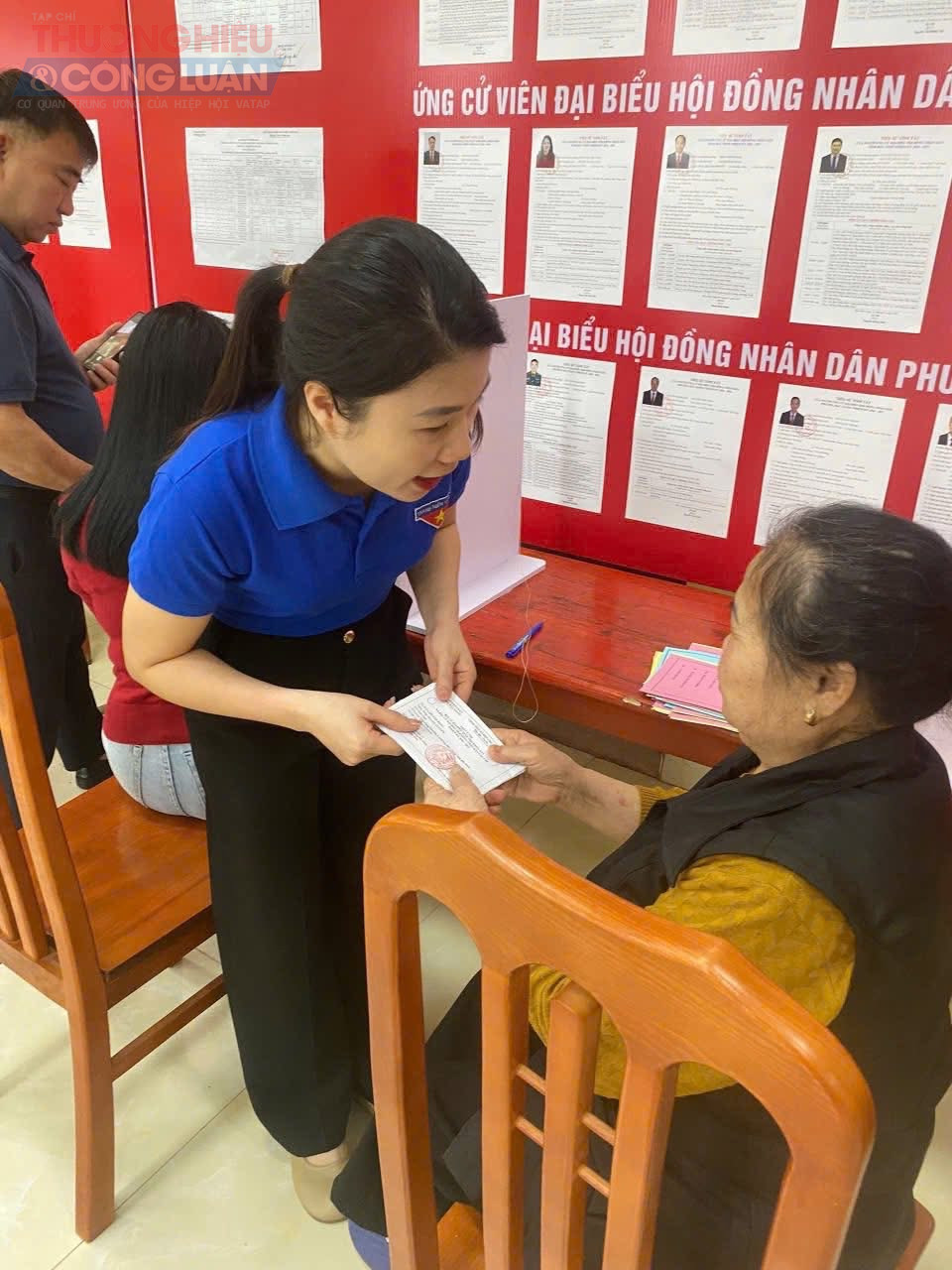 Nhiều cử tri b&agrave;y tỏ sự cảm k&iacute;ch trước tinh thần nhiệt t&igrave;nh, tr&aacute;ch nhiệm của lực lượng thanh ni&ecirc;n. Sự hỗ trợ của c&aacute;c bạn trẻ kh&ocirc;ng chỉ gi&uacute;p người d&acirc;n thuận tiện hơn trong qu&aacute; tr&igrave;nh bỏ phiếu m&agrave; c&ograve;n g&oacute;p phần lan tỏa tinh thần tr&aacute;ch nhiệm c&ocirc;ng d&acirc;n trong cộng đồng.