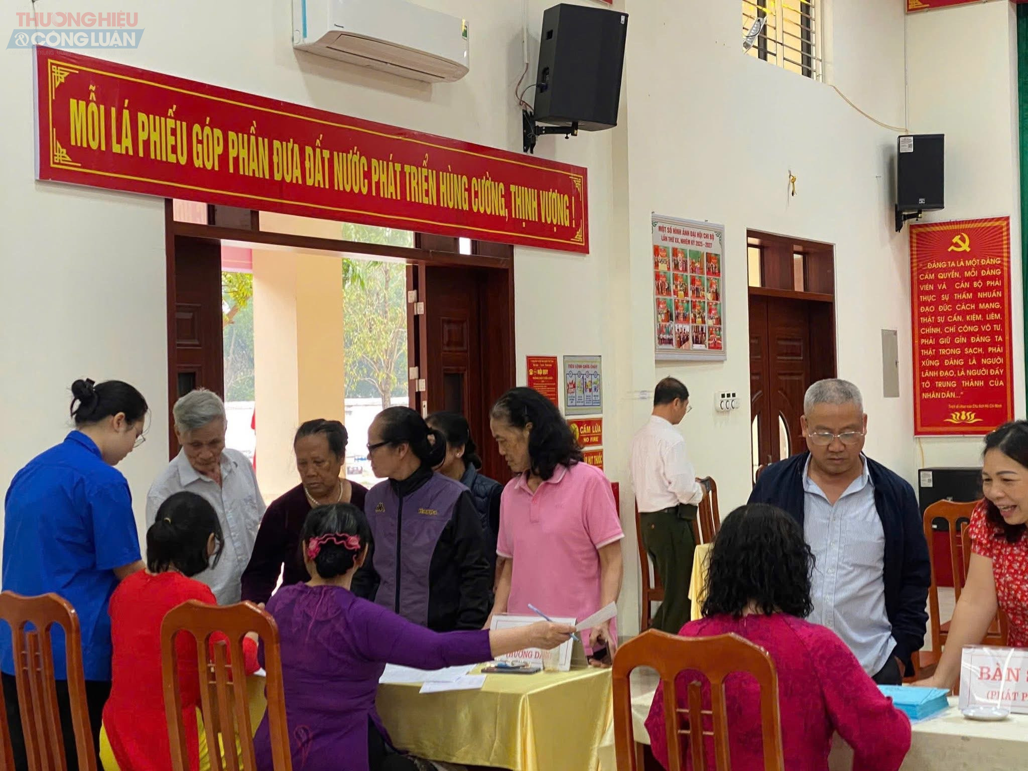 B&ecirc;n cạnh đ&oacute;, lực lượng thanh ni&ecirc;n c&ograve;n t&iacute;ch cực hỗ trợ ph&acirc;n luồng cử tri, bảo đảm việc di chuyển tại khu vực bỏ phiếu được thuận lợi, tr&aacute;nh t&igrave;nh trạng &ugrave;n tắc, nhất l&agrave; trong những khung giờ cao điểm.