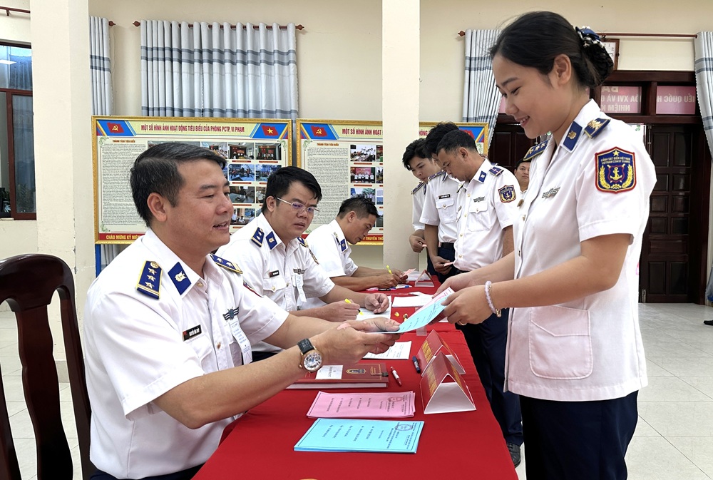 Cán bộ, chiến sĩ nhận phiếu bầu cử Cán bộ, chiến sĩ nhận phiếu bầu cử