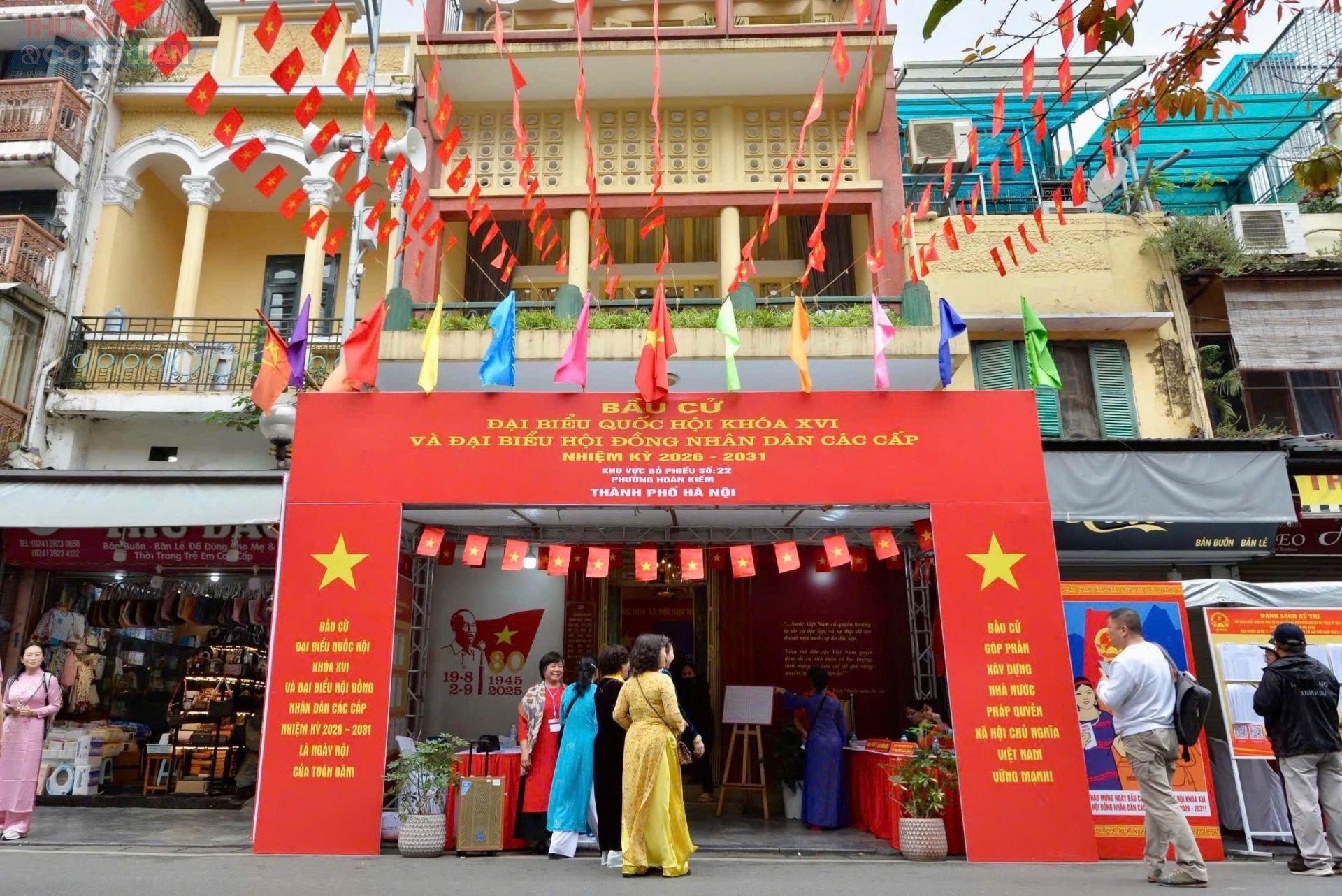 Không khí bầu cử rộn ràng tại nhiều điểm bỏ phiếu đặc biệt ở Thủ đô