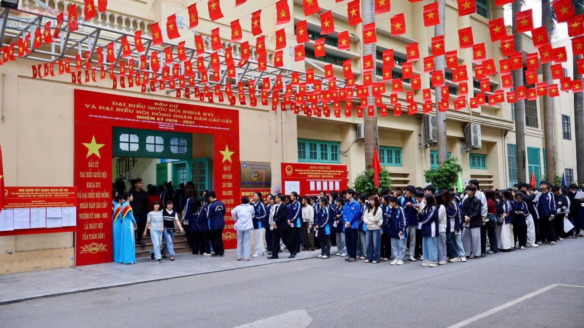 Đ&ocirc;ng đảo sinh vi&ecirc;n Trường Đại học Sư phạm H&agrave; Nội c&oacute; mặt từ sớm tại Tổ bầu cử số 1 (Nh&agrave; thể chất của trường) để tham gia bỏ phiếu. Ảnh: Hương Giang