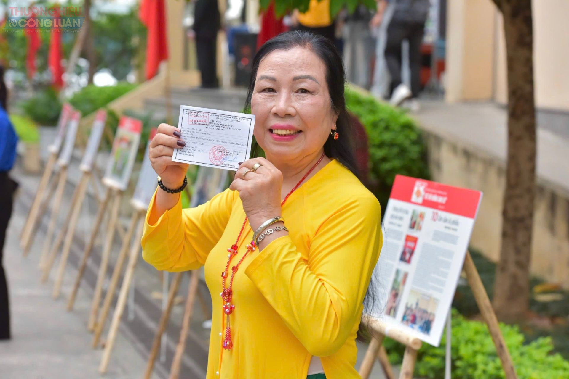 Cử tri lưu lại khoảnh khắc kỷ niệm sau khi ho&agrave;n th&agrave;nh việc bỏ phiếu trong ng&agrave;y bầu cử.