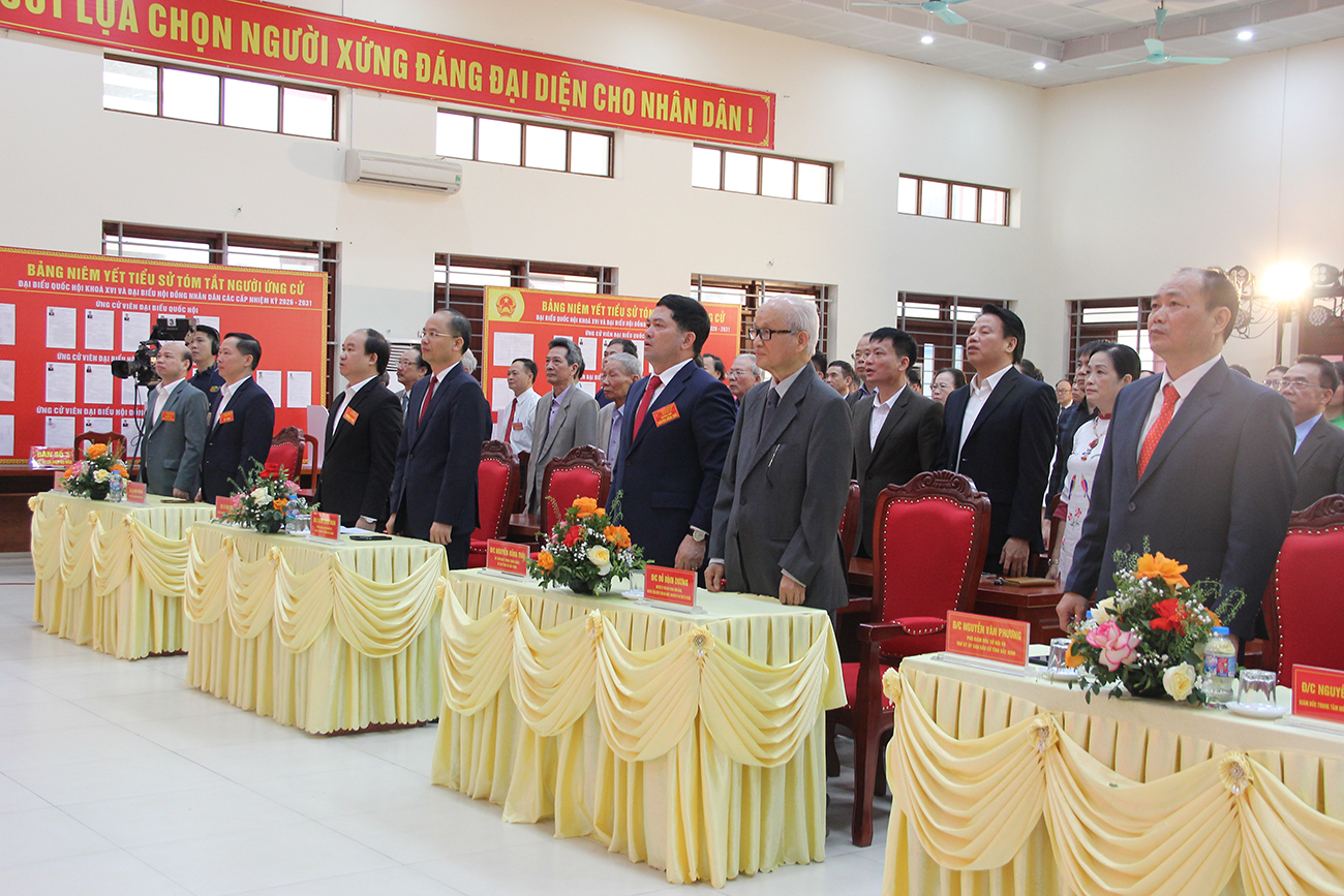 Các đại biểu thực hiện nghi lễ chào cờ Các đại biểu thực hiện nghi lễ chào cờ