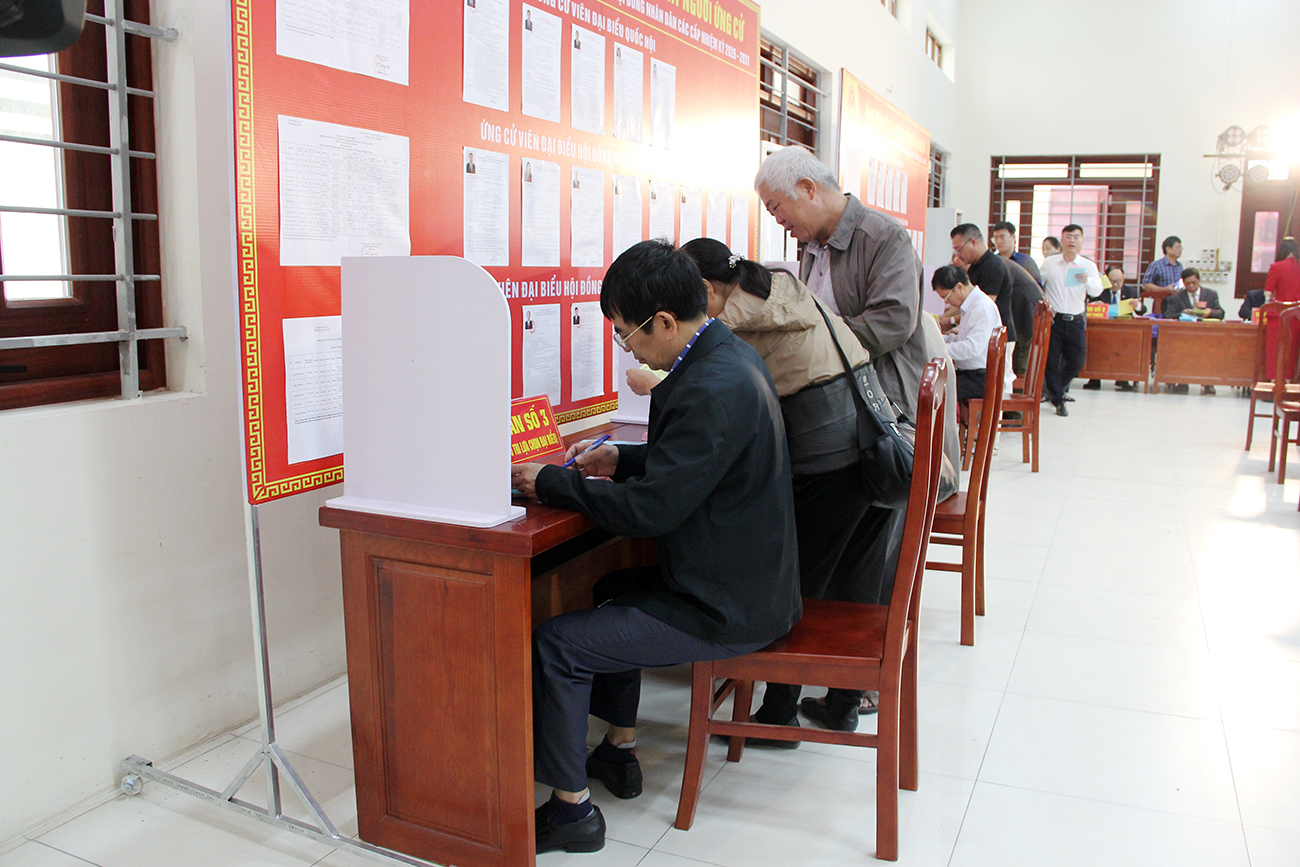 Cử tri phường Bắc Giang gửi gắm niềm tin qua mỗi lá phiếu Cử tri phường Bắc Giang gửi gắm niềm tin qua mỗi lá phiếu