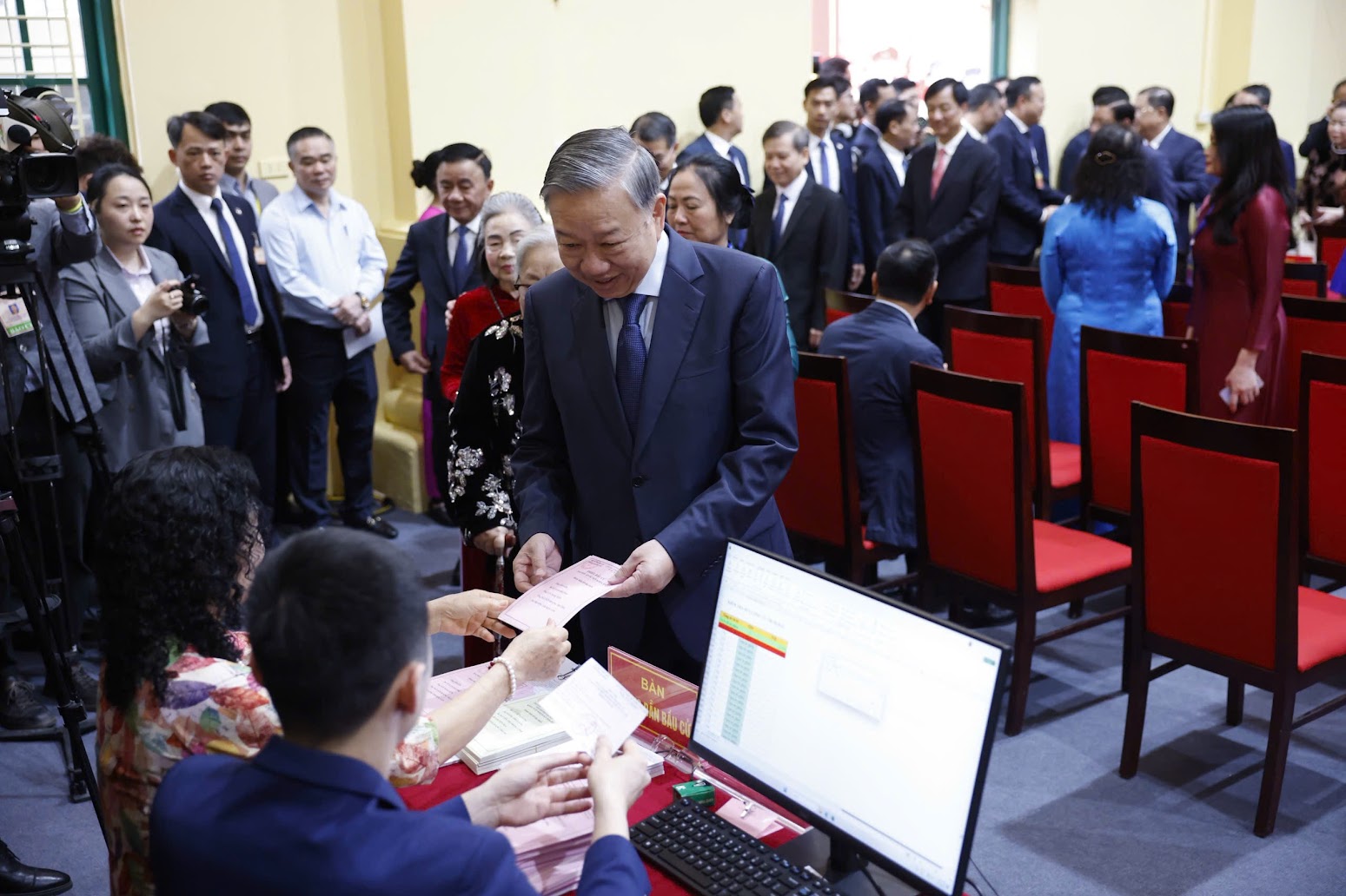 Tổng Bí thư Tô Lâm nhận thẻ cử tri để thực hiện quyền bầu cử - Ảnh: VGP Tổng Bí thư Tô Lâm nhận thẻ cử tri để thực hiện quyền bầu cử - Ảnh: VGP