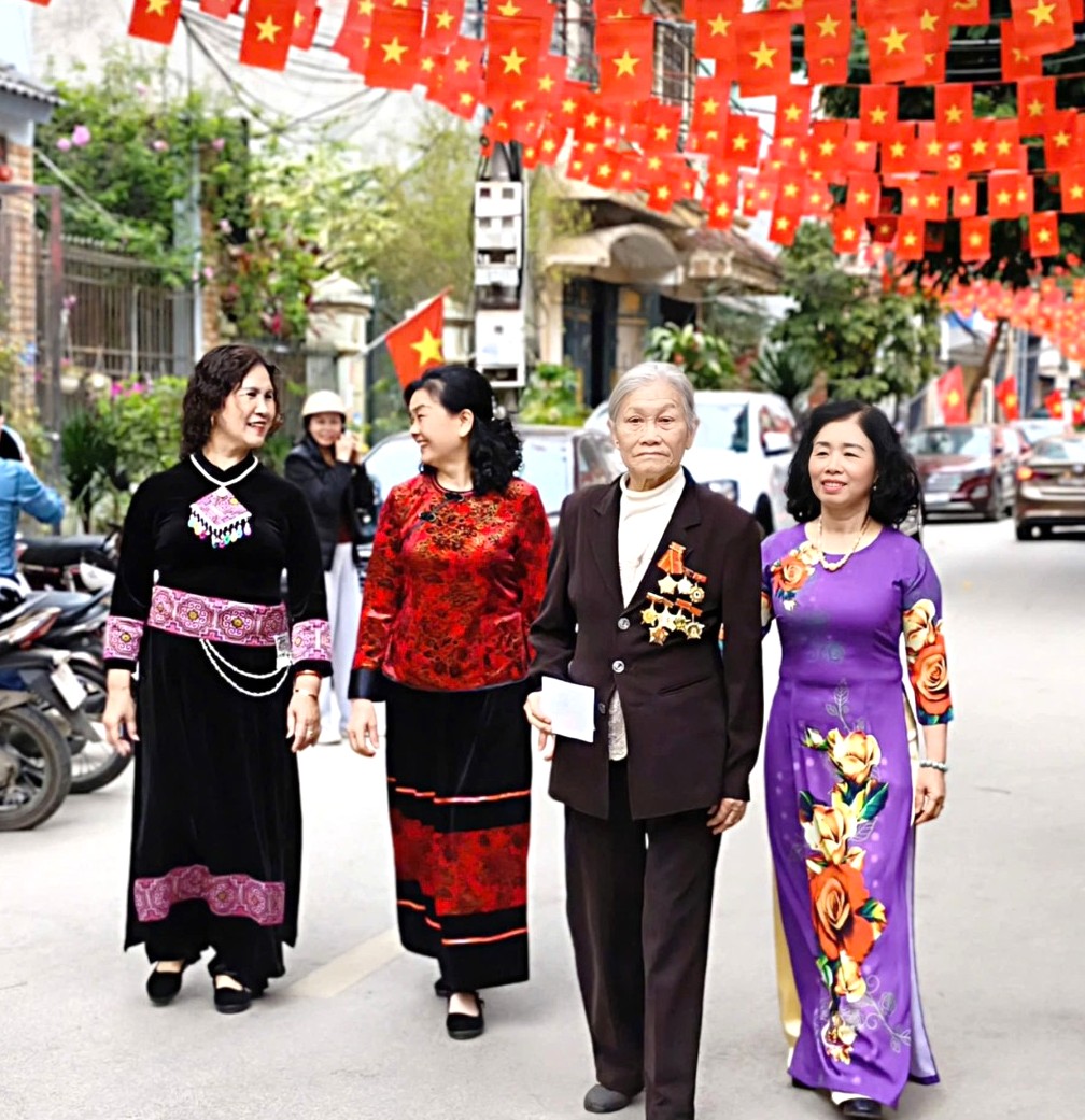 Ngay từ s&aacute;ng sớm, cử tri Khối 11, phường Đ&ocirc;ng Kinh đ&atilde; c&oacute; mặt tại khu vực bỏ phiếu, phấn khởi thực hiện quyền v&agrave; nghĩa vụ c&ocirc;ng d&acirc;n