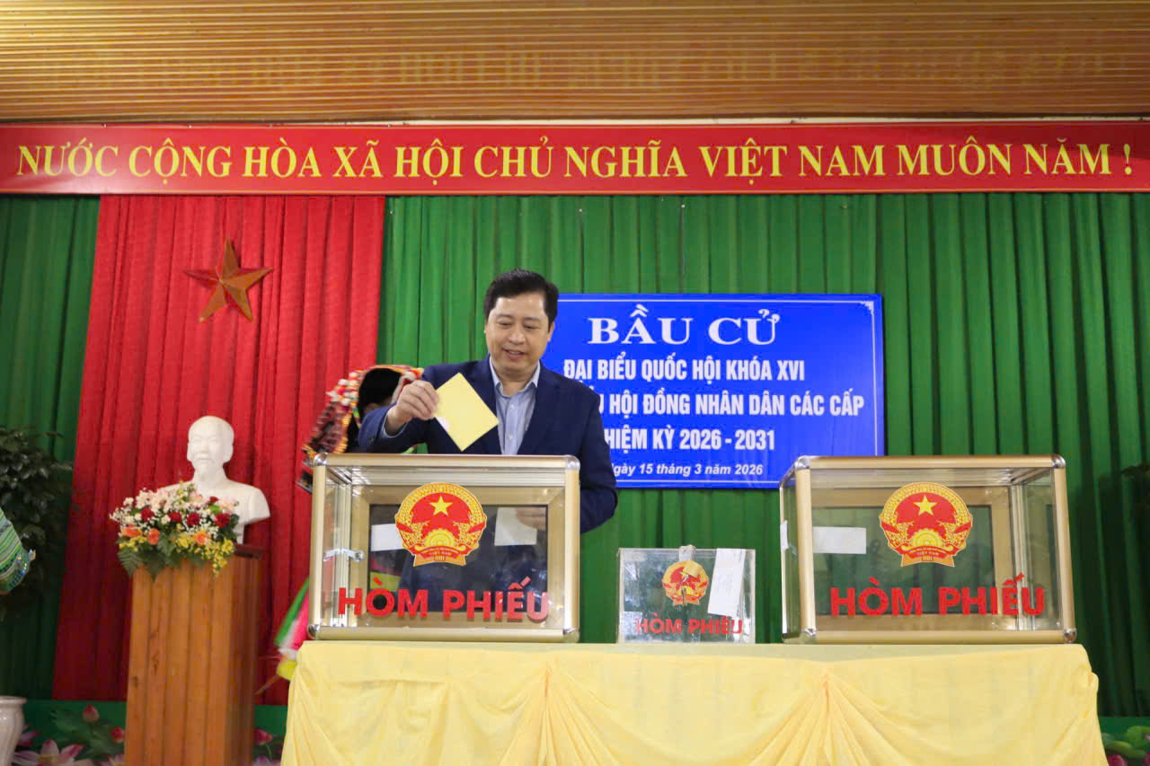 Ông Dương Quốc Huy - Bí thư Tỉnh ủy Lào Cai thực hiện quyền và nghĩa vụ công dân, bỏ phiếu tại Khu vực bỏ phiếu số 4, thôn Đồng Cát, xã Quy Mông. Ông Dương Quốc Huy - Bí thư Tỉnh ủy Lào Cai thực hiện quyền và nghĩa vụ công dân, bỏ phiếu tại Khu vực bỏ phiếu số 4, thôn Đồng Cát, xã Quy Mông.